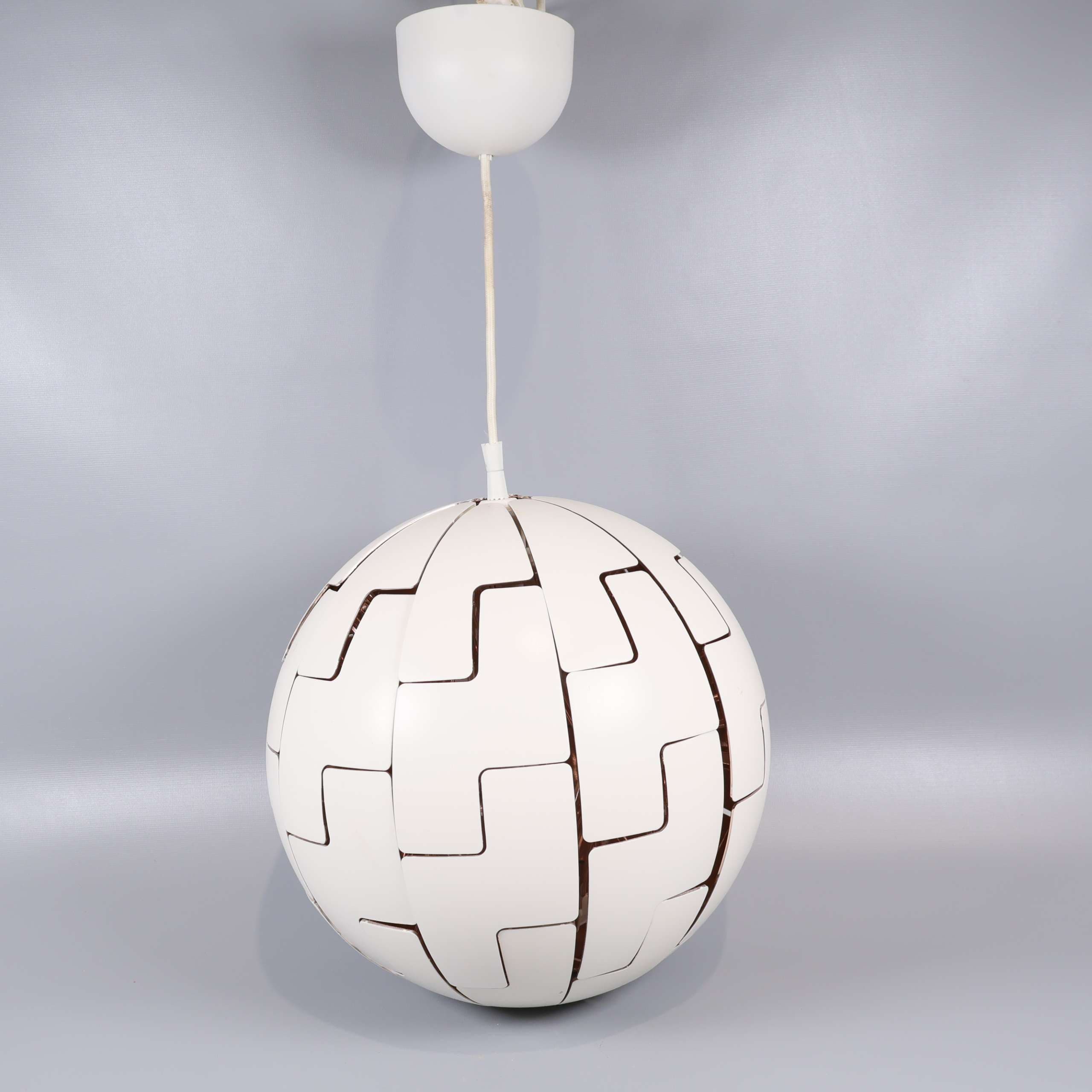 IKEA taklampa med dragreglage och unik sfärdesign