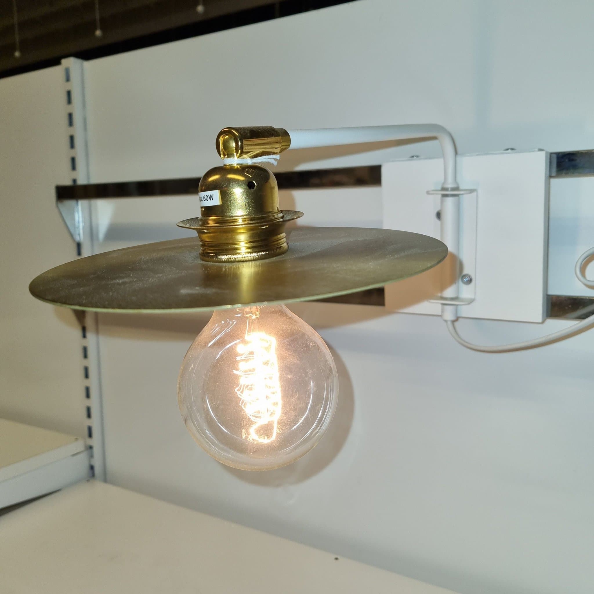 Vägglampa I mässing och vitlack