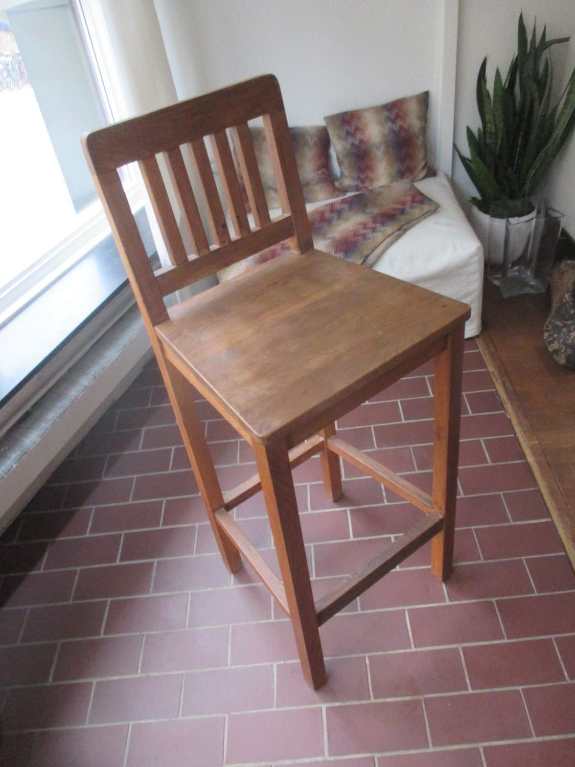 TRÄSTOL. Med ryggstöd. Helt i trä.