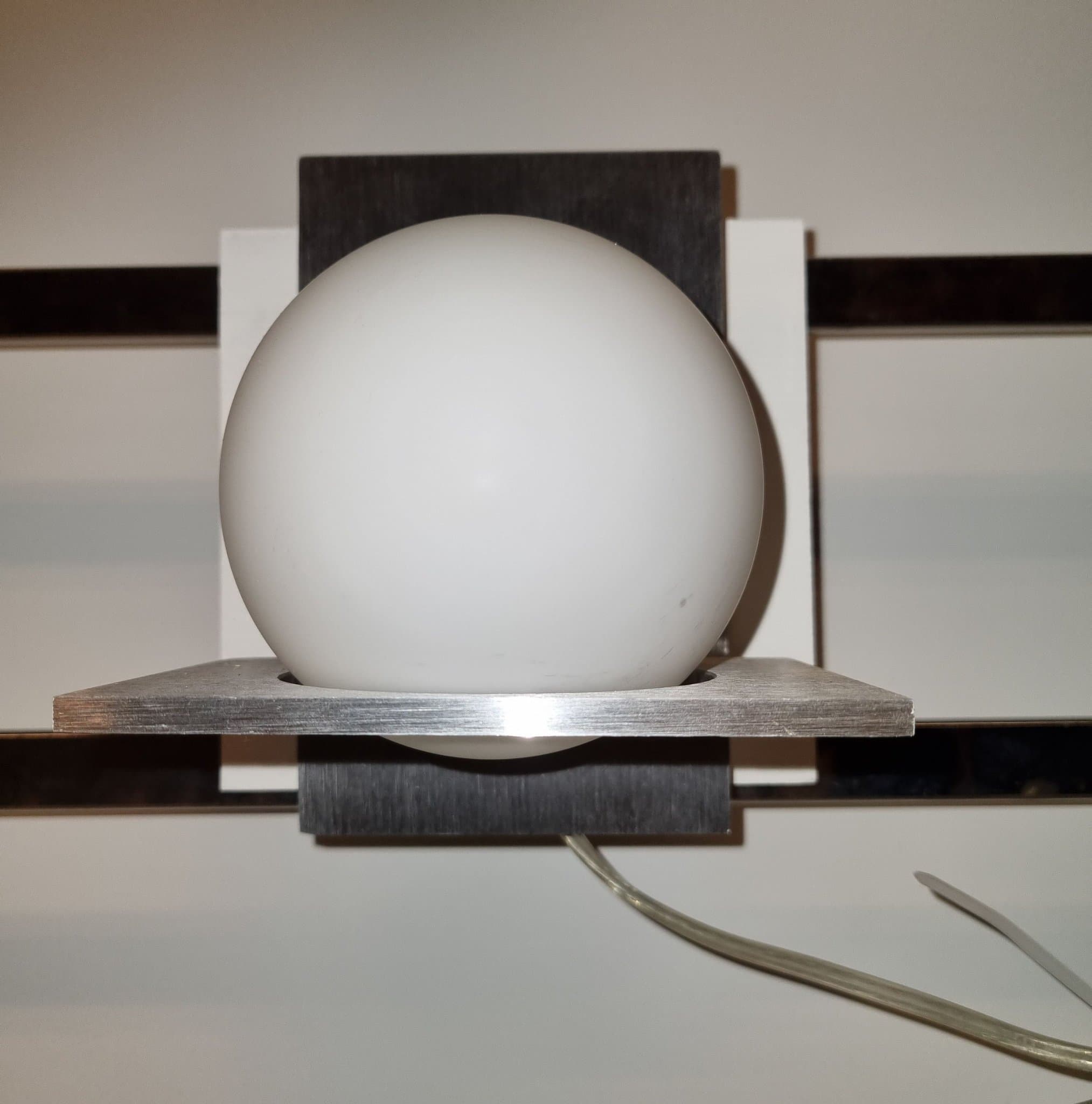 Vägglampa med opalvit kula