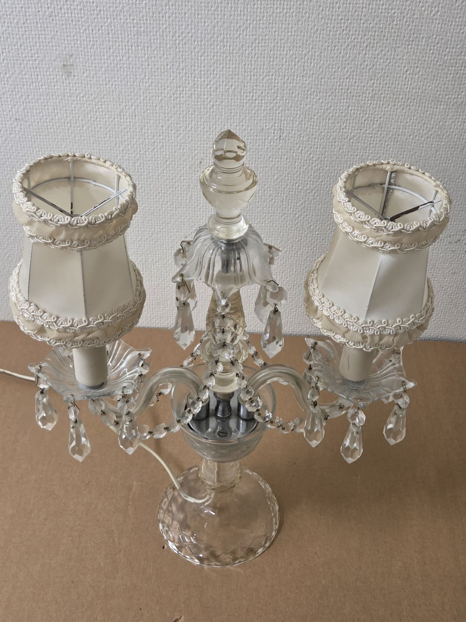 Bordslampa i kristall och glas. I form av kandelaber. 1900-talets mitt.Hel o fin