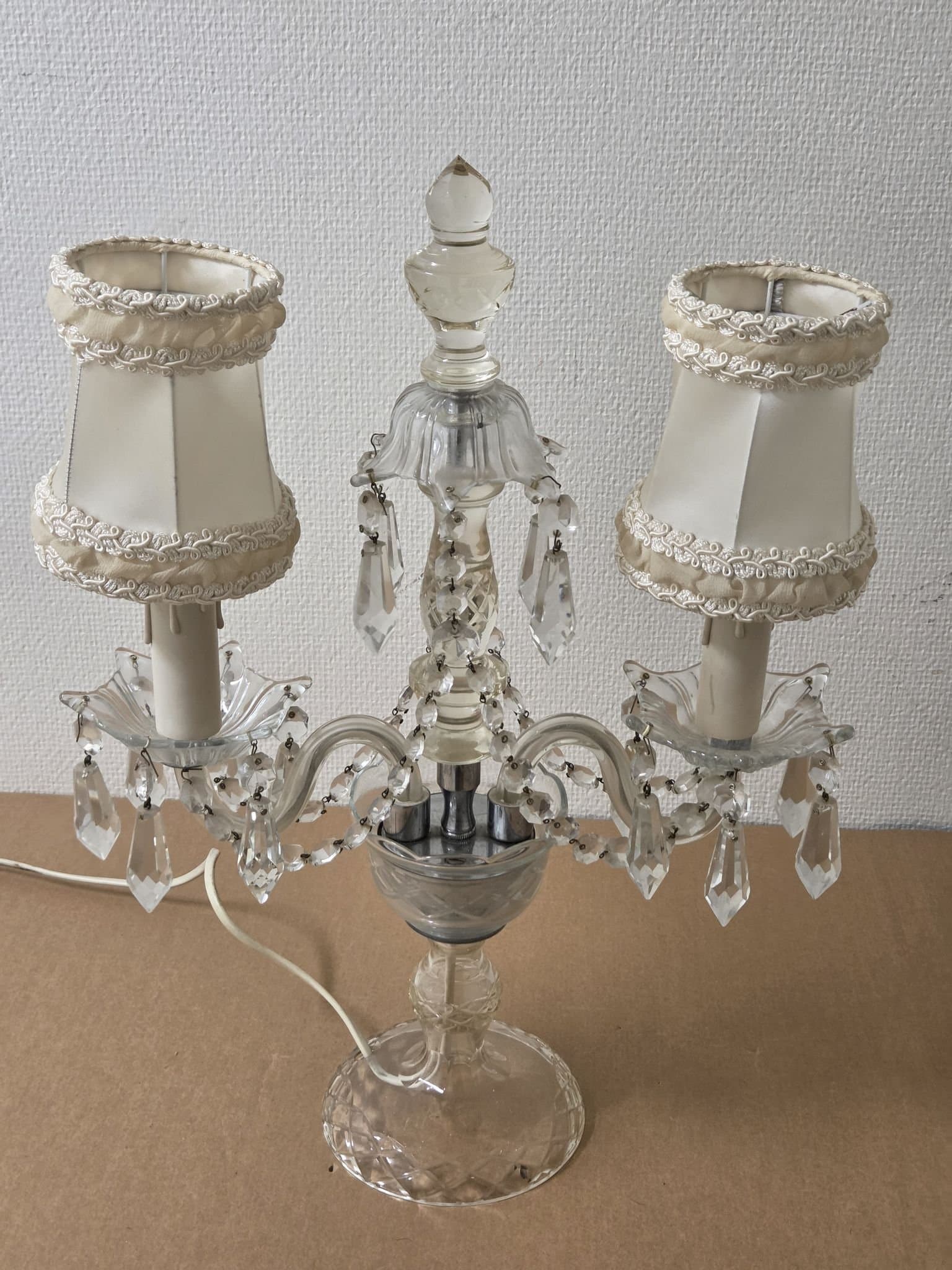 Bordslampa i kristall och glas. I form av kandelaber. 1900-talets mitt.Hel o fin