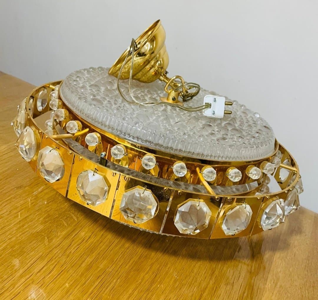 Vintage Guldpläterad Taklampa i mässing och pur kristallglas ~ Diameter 40 CM