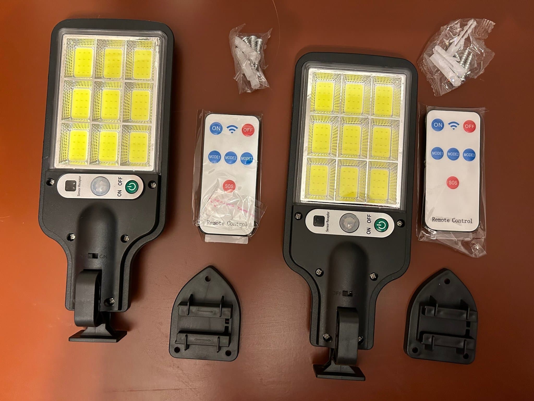 Vägglampor 2 st för utomhusbruk laddas med inbyggd solcell -- lyser vid mörker