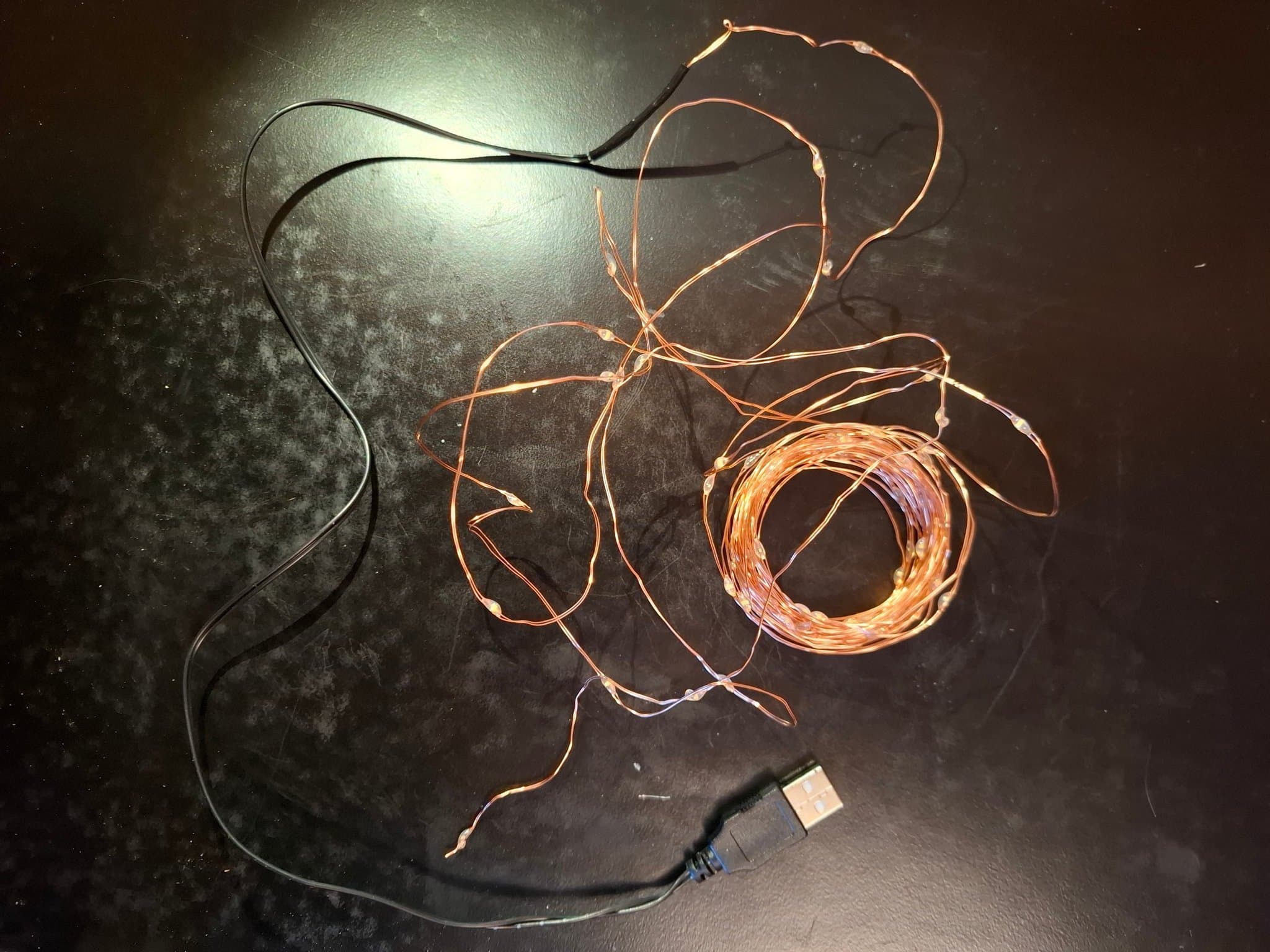 LJUSSLINGA MED 10M LYSDIODER -"BLUPPAR"- VARMVITT LJUS, INKOPPLING MED USB-A.