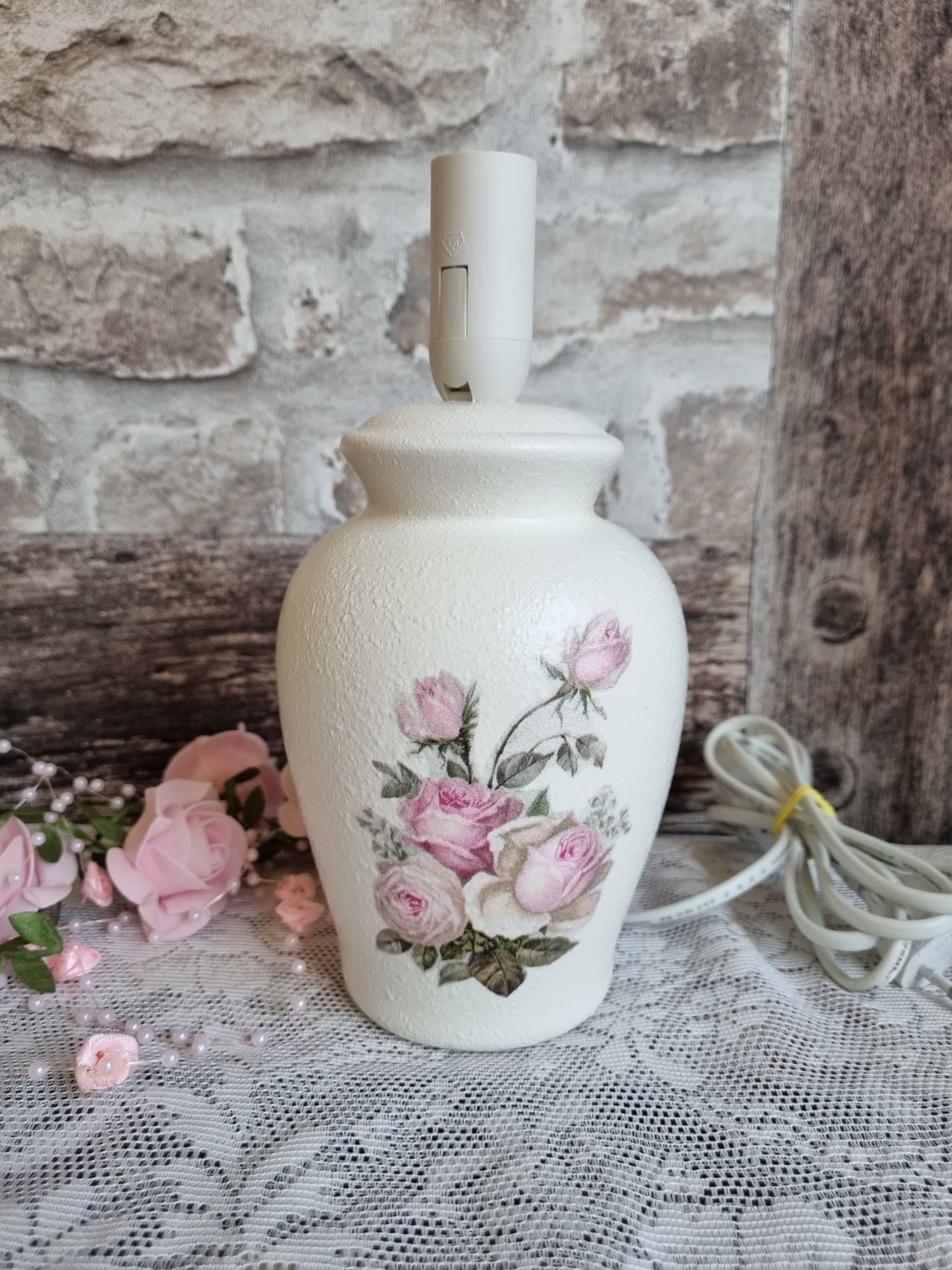 Lampfot i keramik ,Shabbychic,Vitt Rosor,Romantiskt