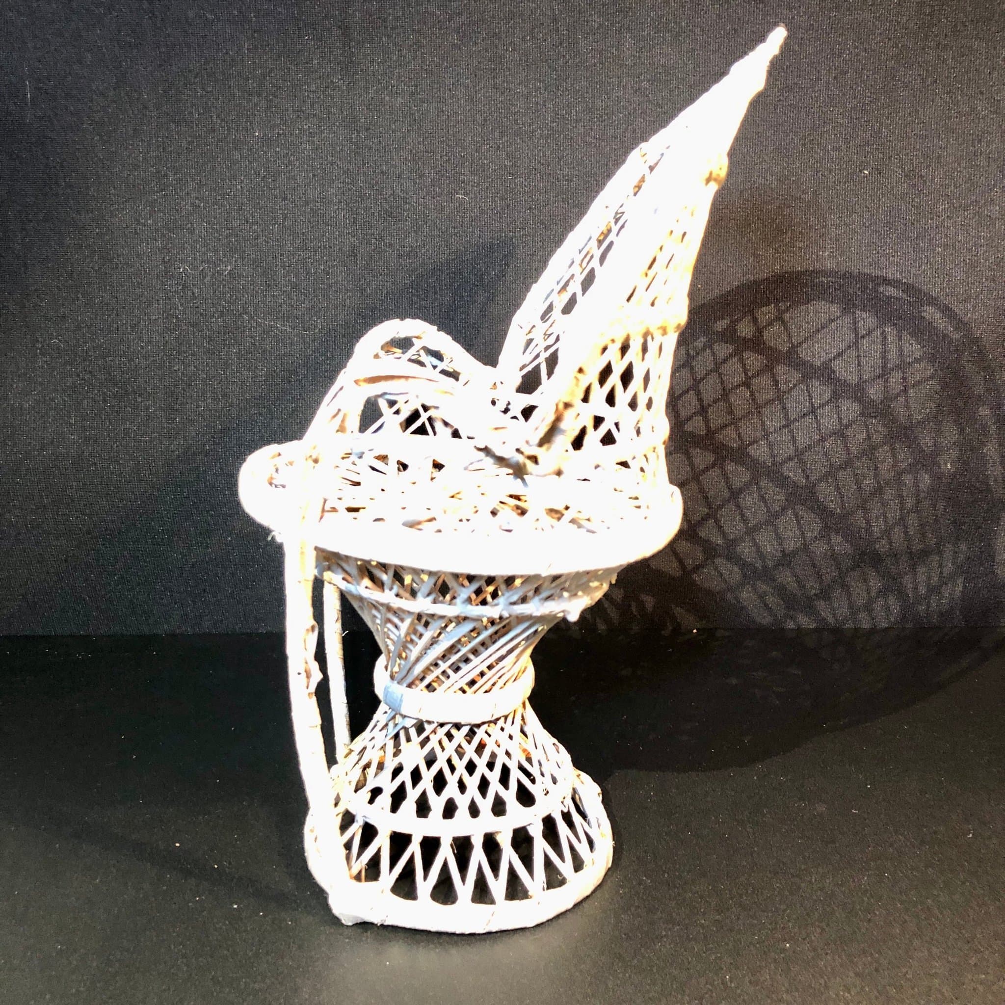 Retro grå Påfågel stol i rotting / korg Miniatyr Korgstol Dockstol Blompiedestal