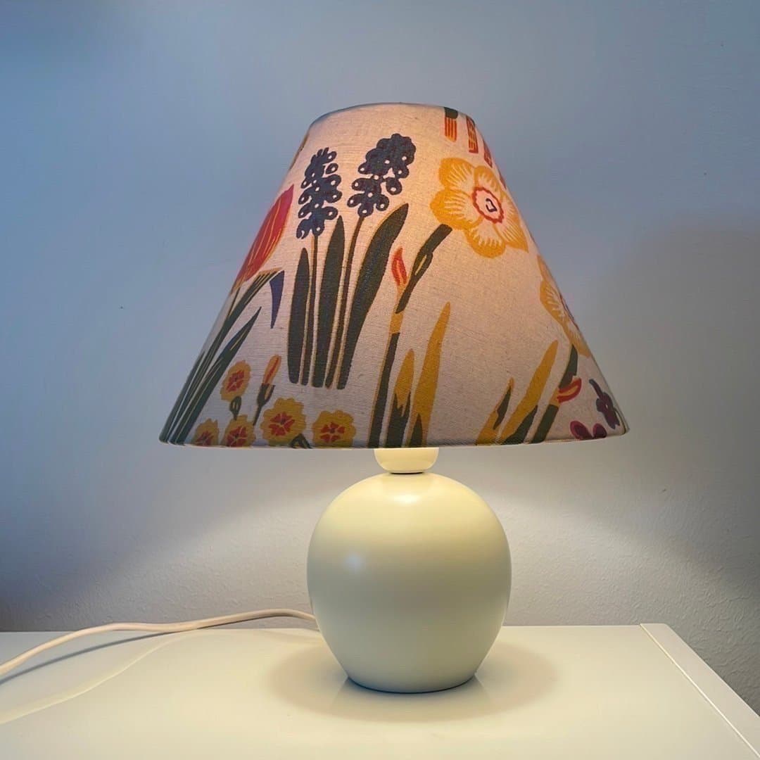 Josef Frank Bordslampa ”Modell 2575” Lampskärm ”Vårblommor” Firma Svenskt Tenn