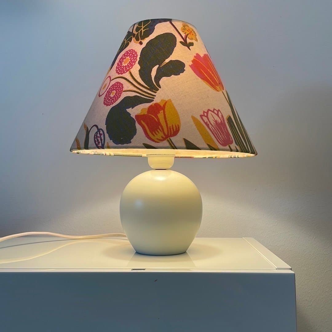 Josef Frank Bordslampa ”Modell 2575” Lampskärm ”Vårblommor” Firma Svenskt Tenn