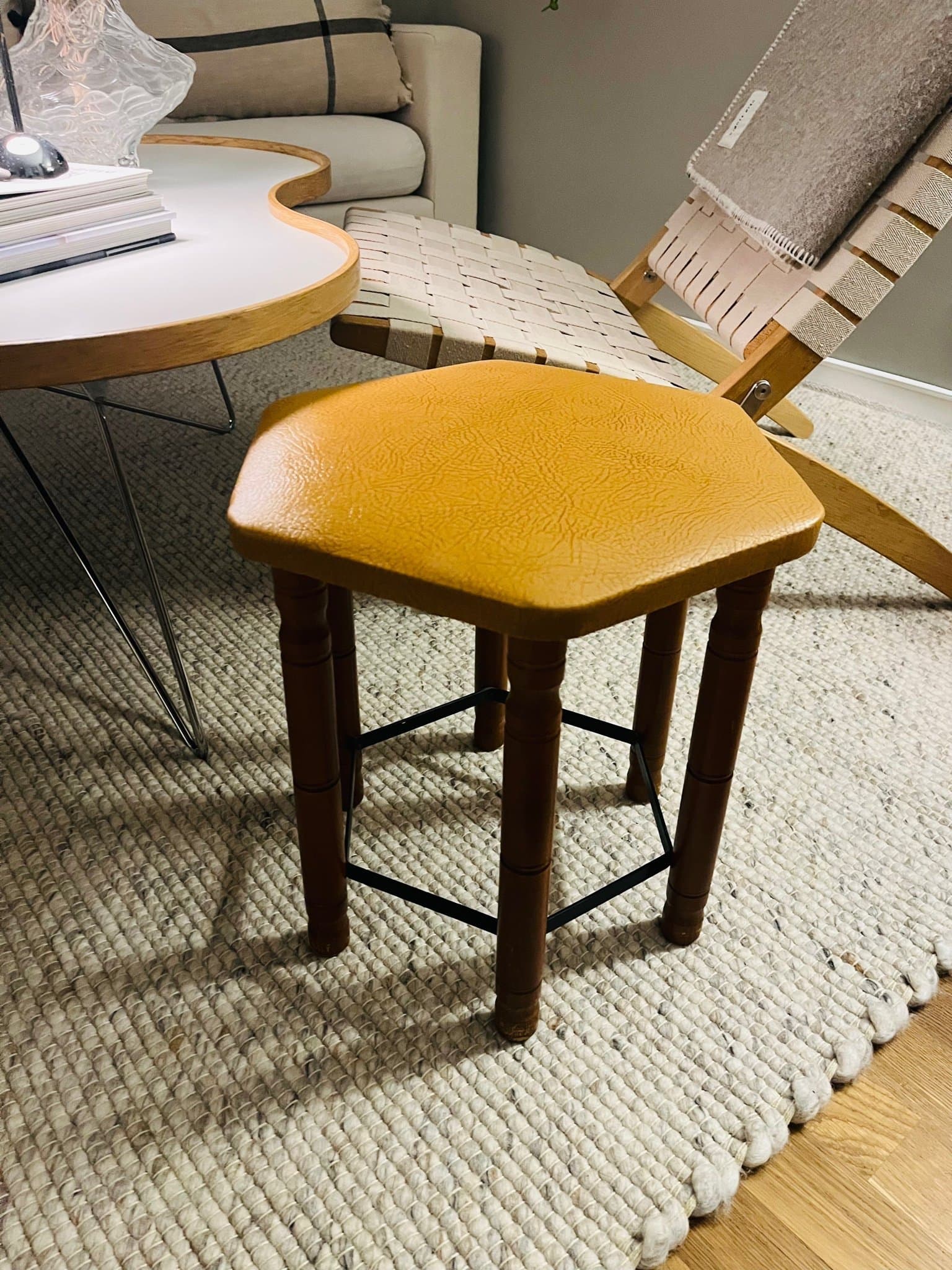 En charmig pall hexagonalt formad pall retro vintage