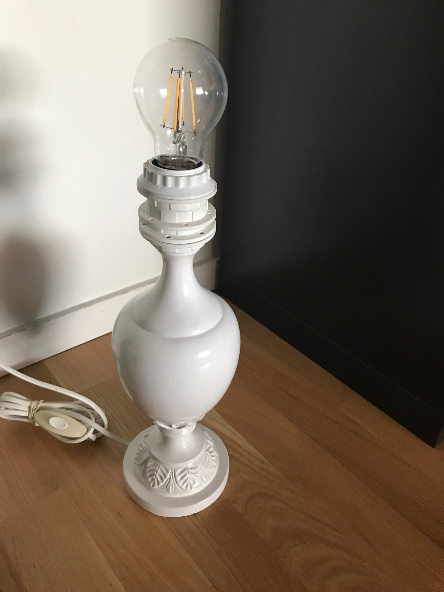 Bordslampa med skärm.Den nedre delen är gjord av trä