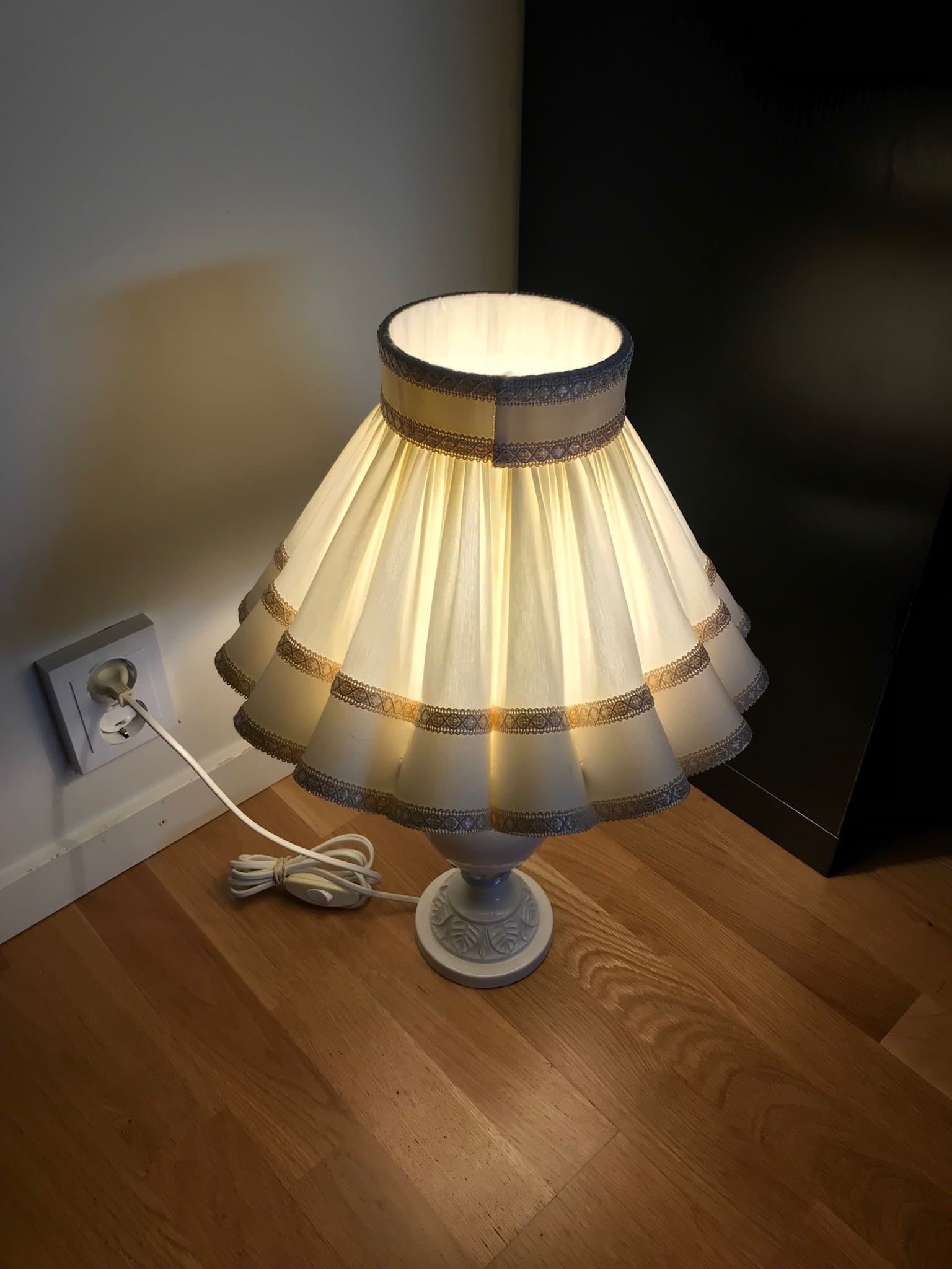 Bordslampa med skärm.Den nedre delen är gjord av trä