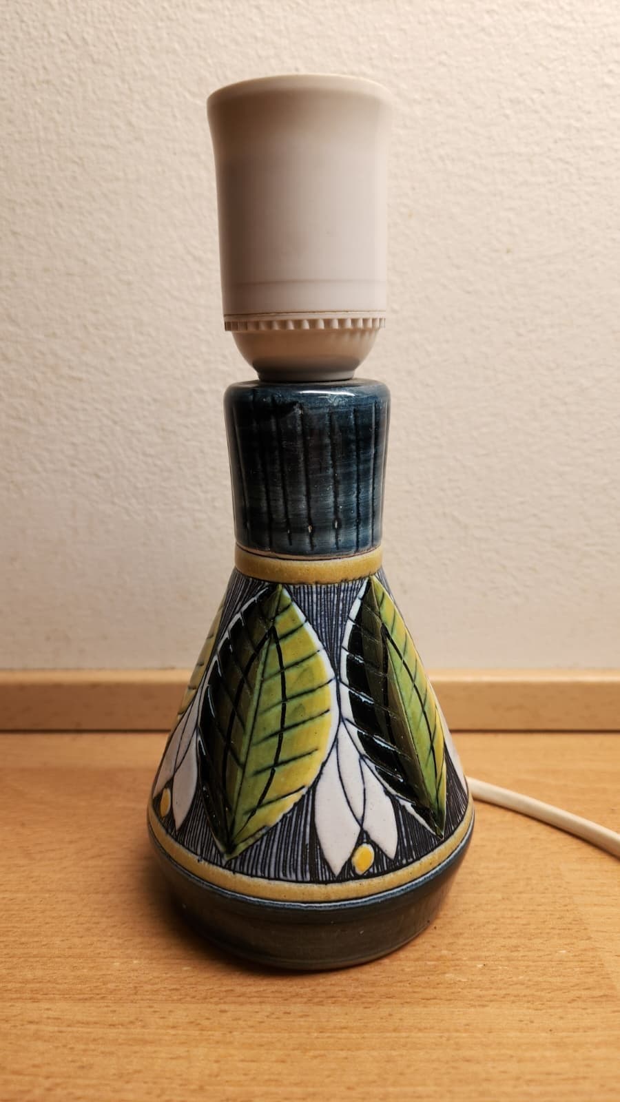 Tingstad Keramik Bordslampa – Handmålad – Höjd ca 18 cm – Svenskt hantverk