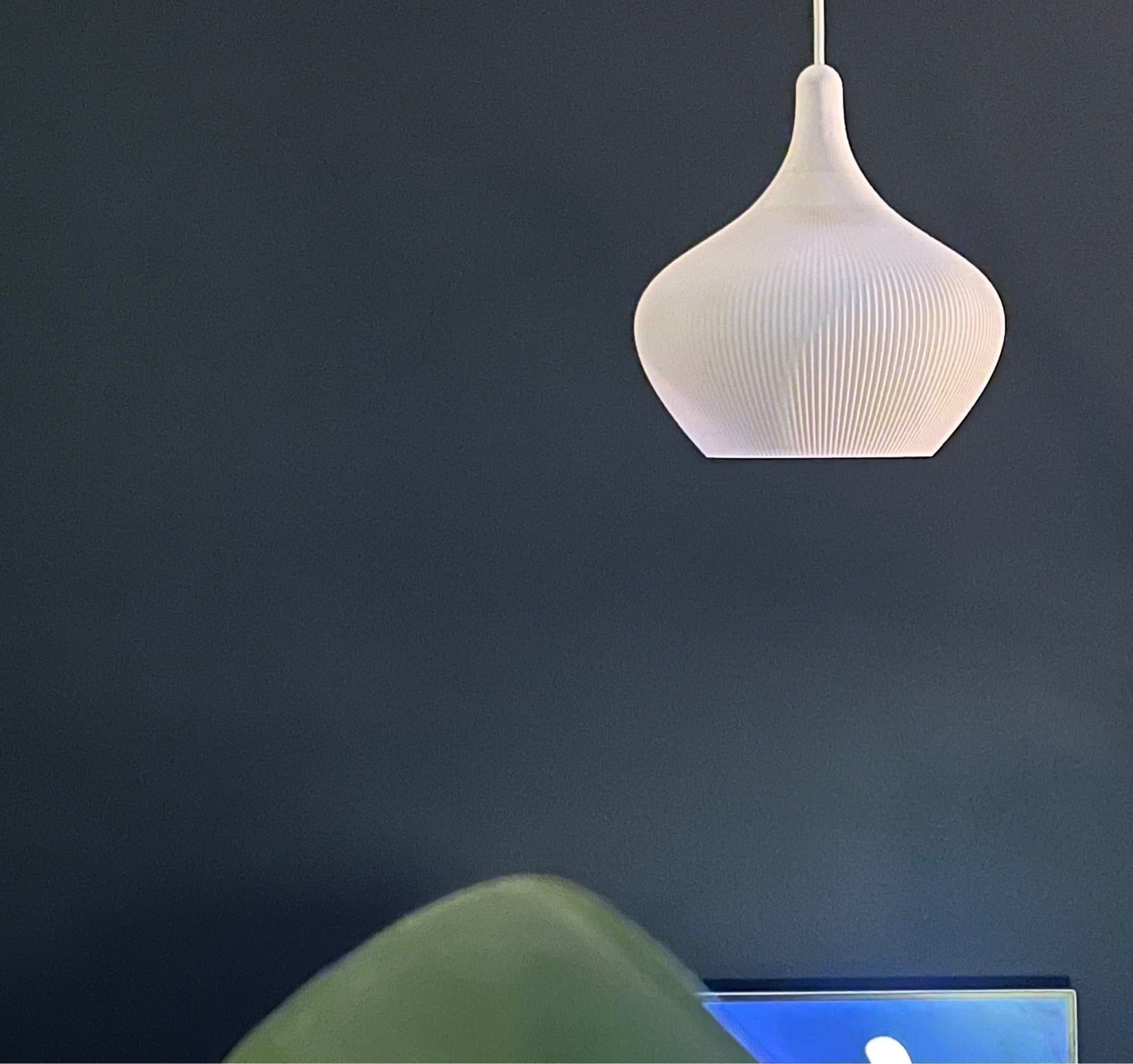 Stilren lampskärm med sladd i nordisk design