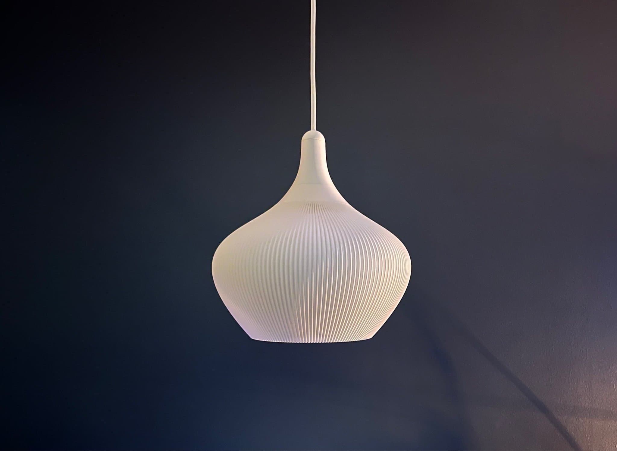 Stilren lampskärm med sladd i nordisk design