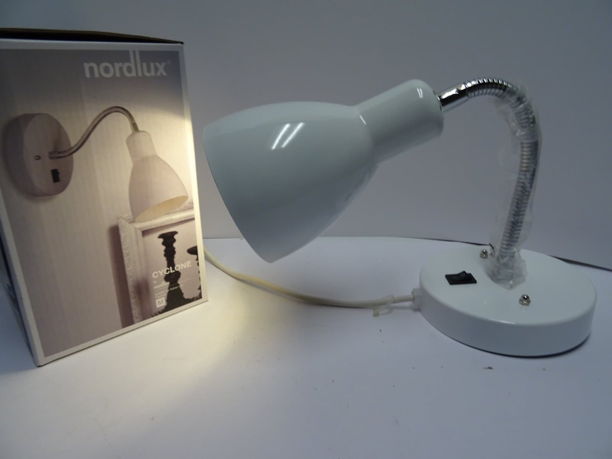 1 stycken. VÄGGLAMPOR NORDLUX CYCLONE... NYA. Vit metall. se bild