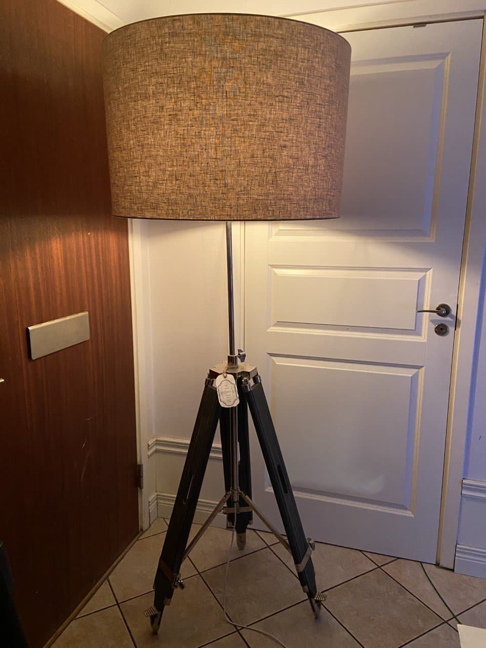 Snygg Stor/Tung Golvlampa från Stockholms Sovrum Helt ny AVHÄMTNING