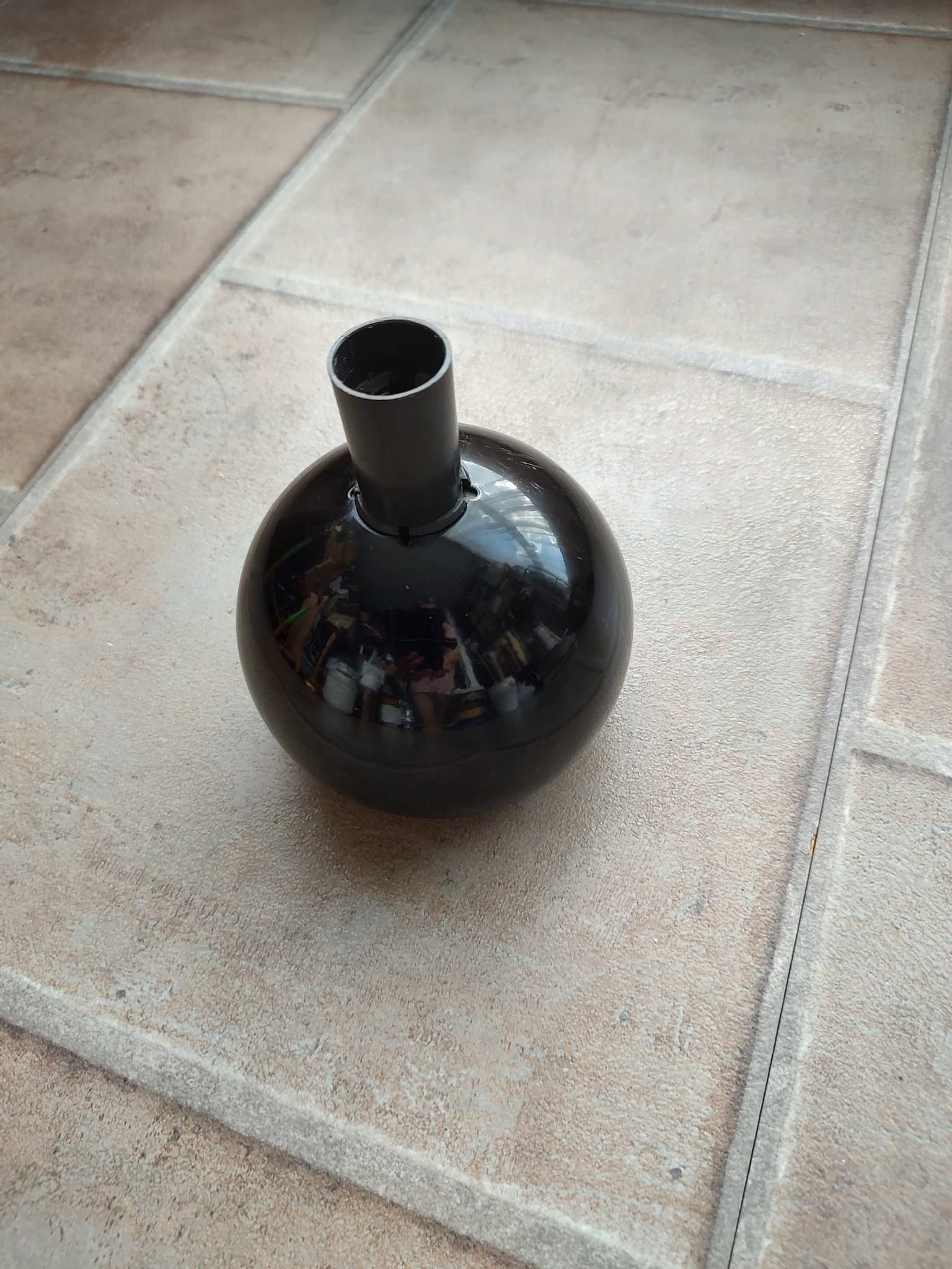 Två svarta 70-tals bordslampor från Ikea