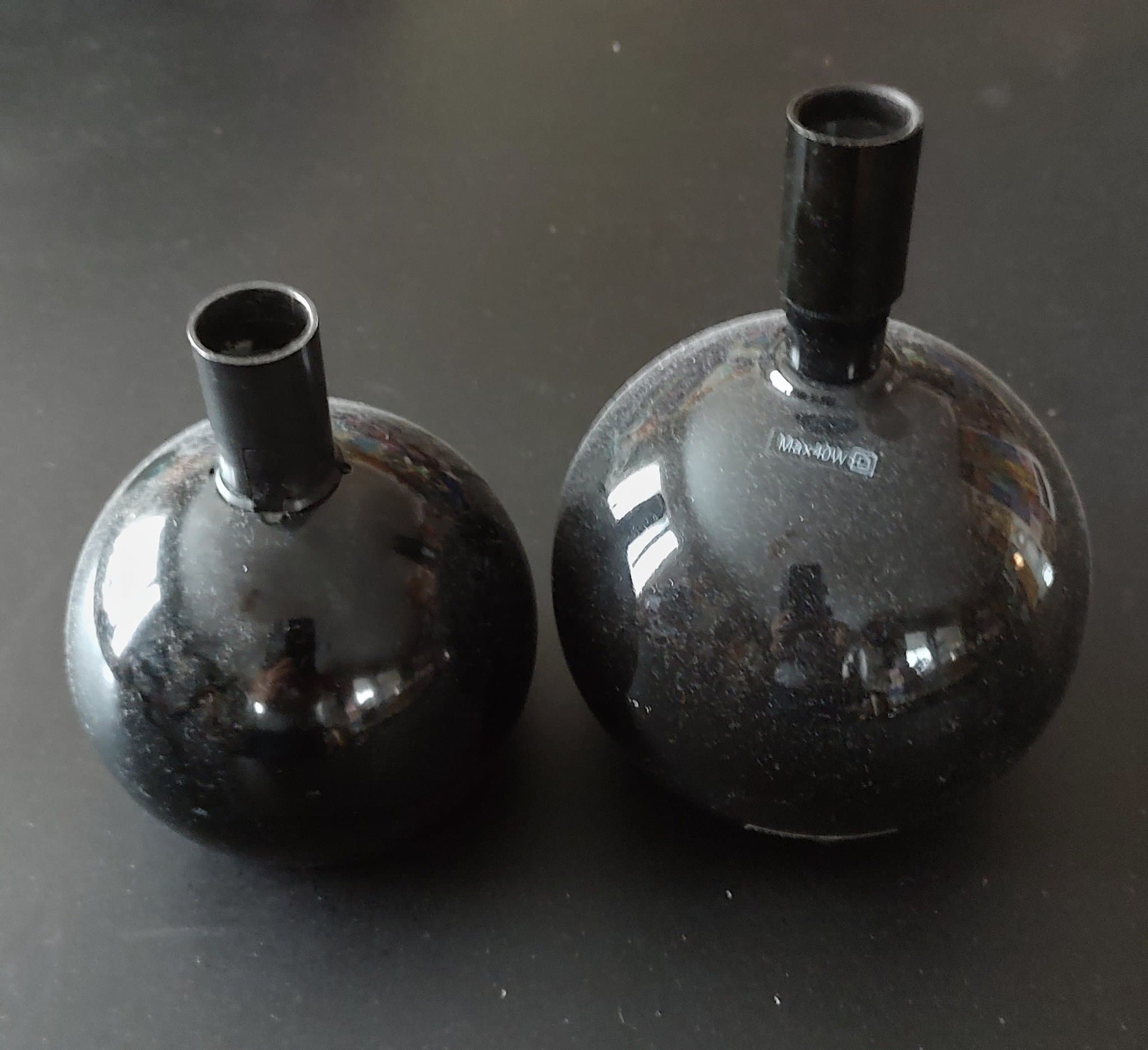 Två svarta 70-tals bordslampor från Ikea