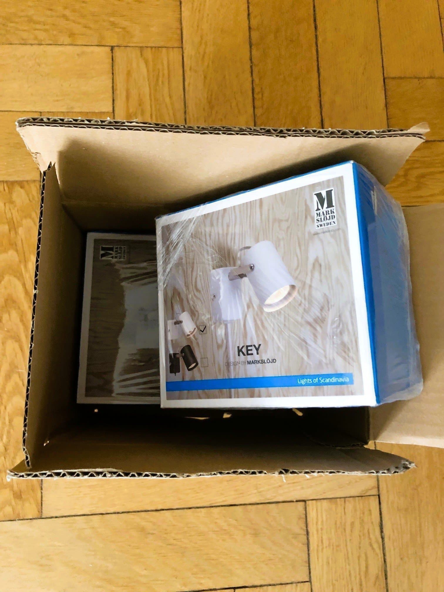 2 st. Stilrena vägglampor från Markslöjd - Modell "Key" i vit/stål