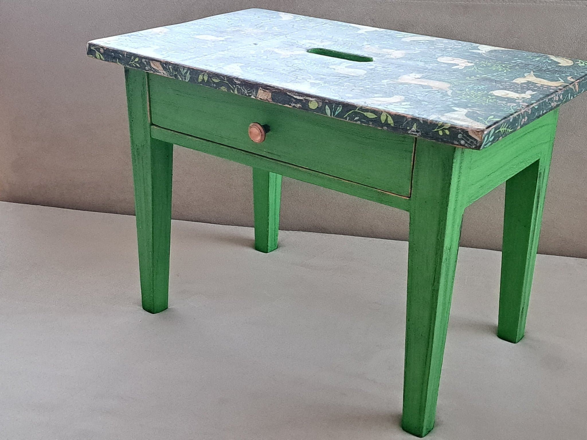 Träpall med låda ny målat