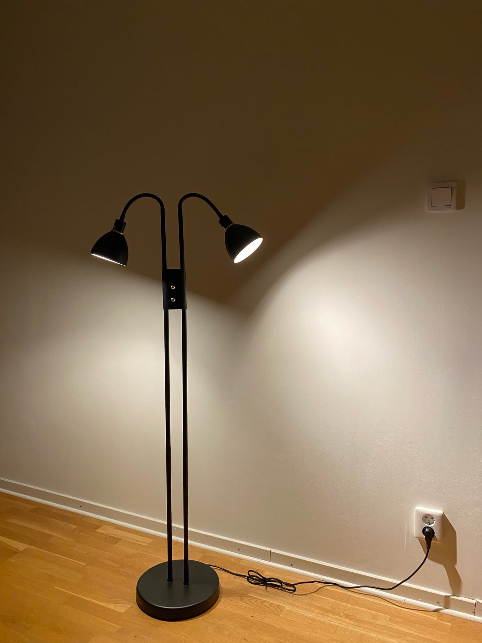 Jotex Golvlampa med dubbla dimbar lampor (Ingen glödlampa)