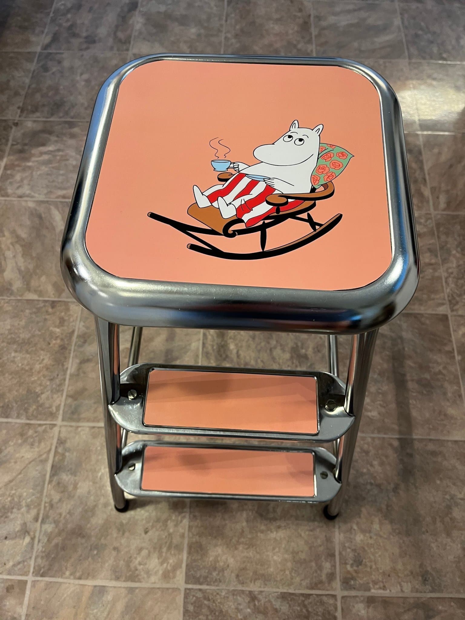 Pall/stegpall/köks pall från Awab med Mumin motiv