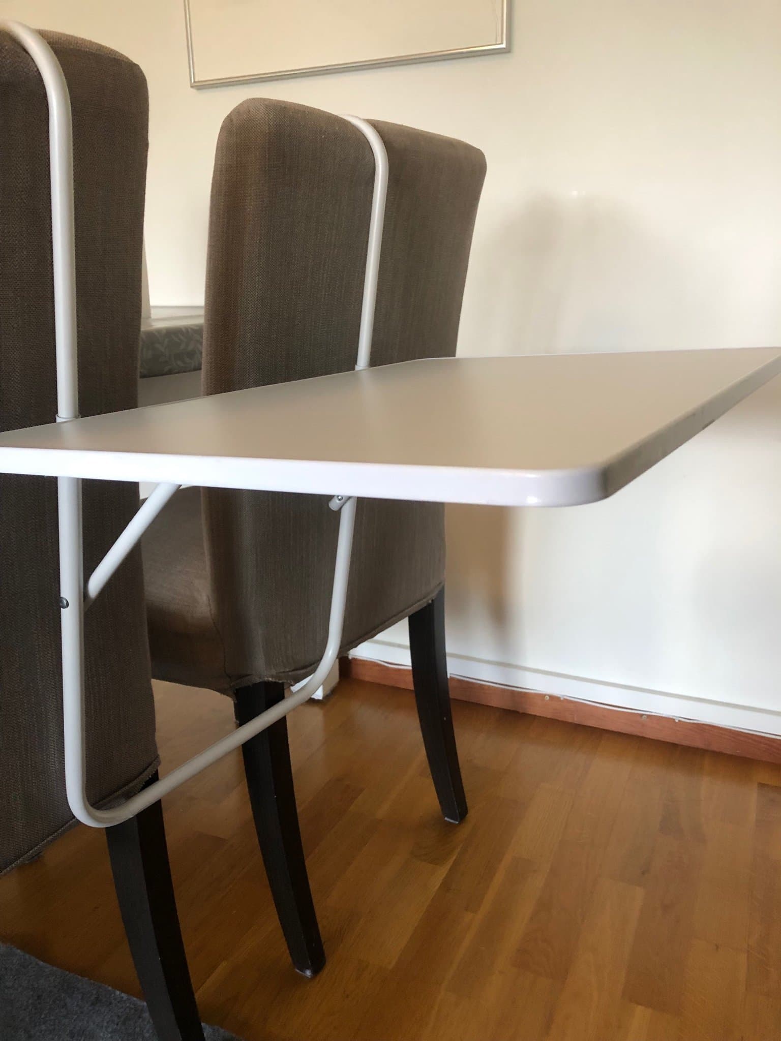 Praktiskt litet bord till balkongräcke