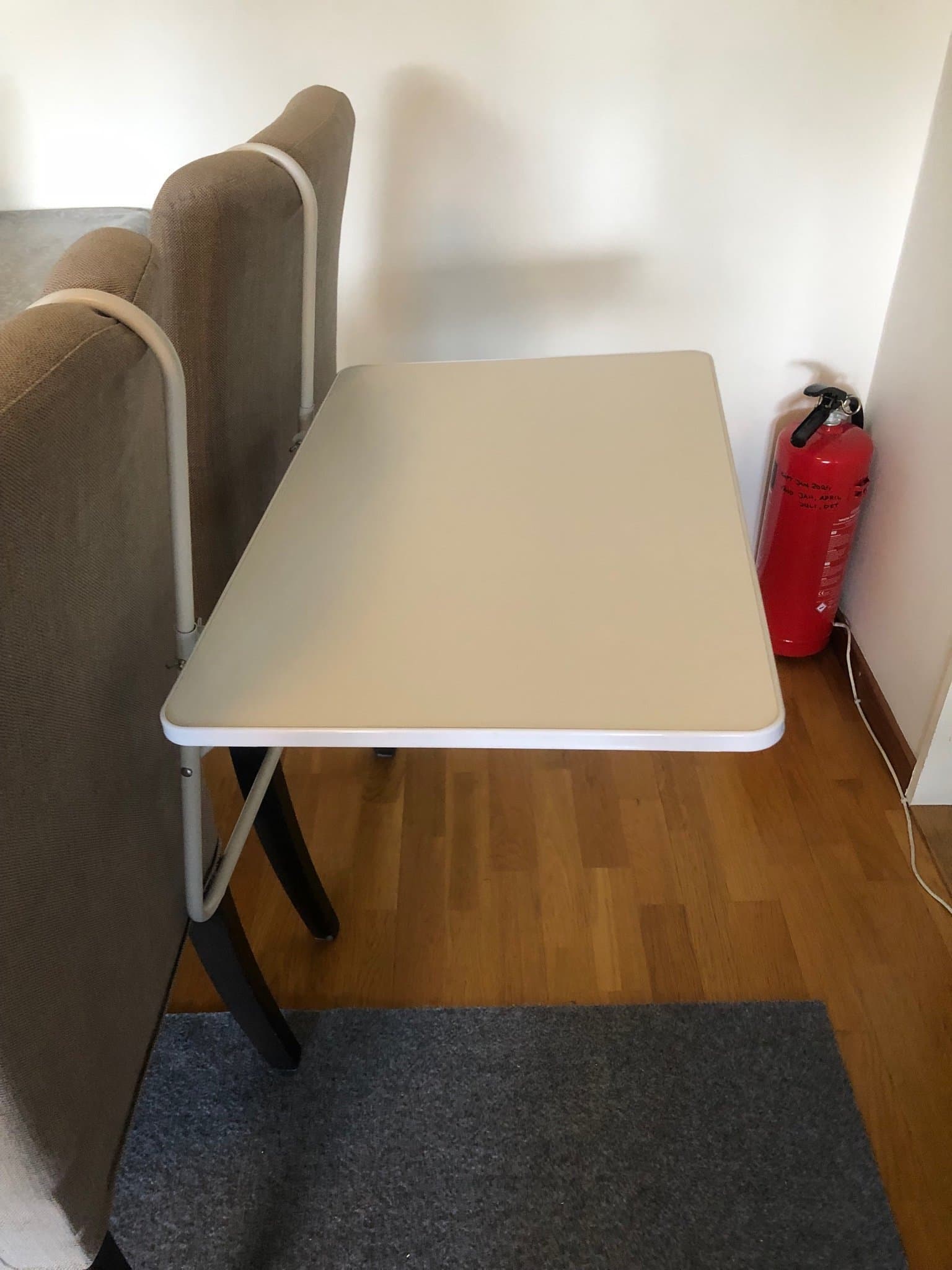 Praktiskt litet bord till balkongräcke