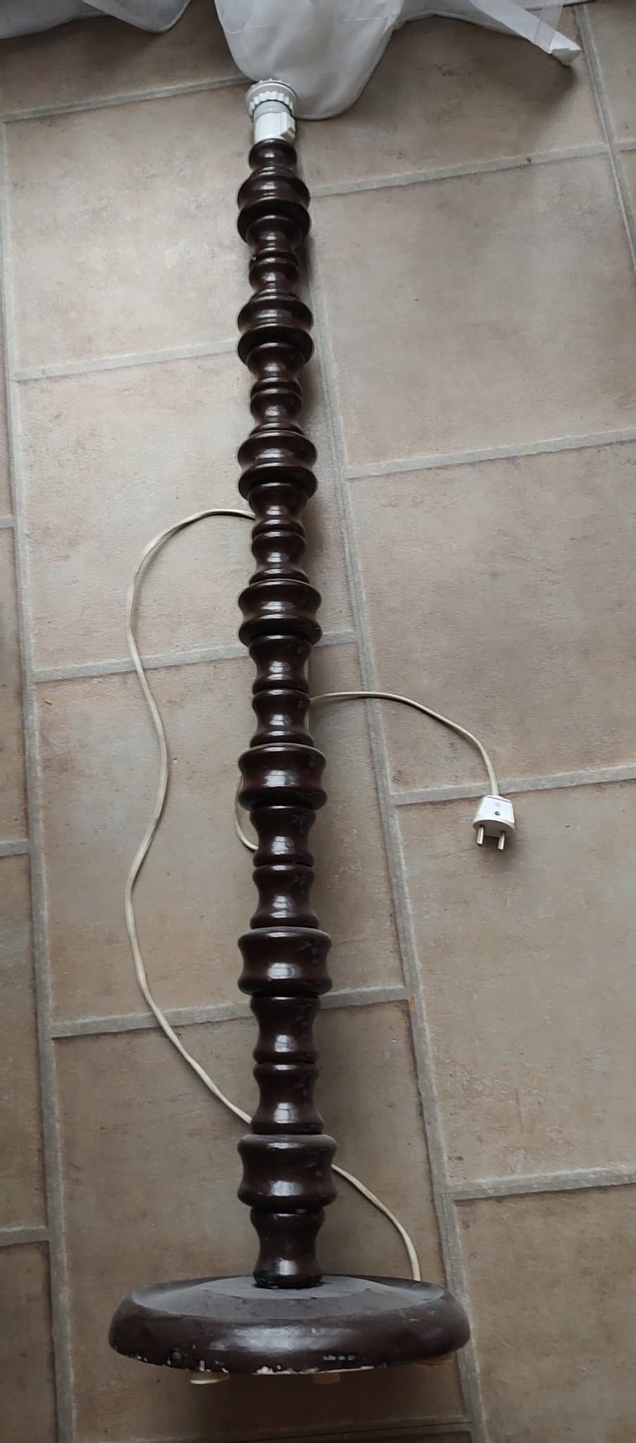 Gammal golvlampa i trä