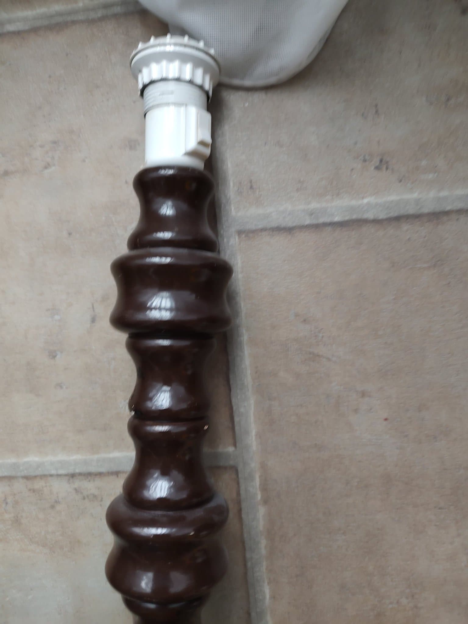 Gammal golvlampa i trä