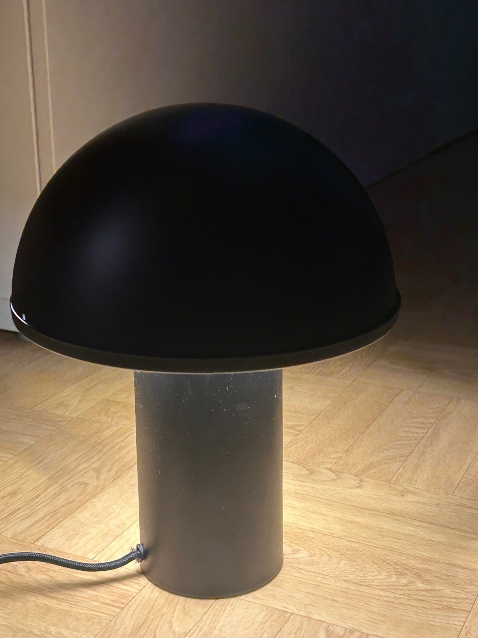 SVAMP Bordslampa i svart från Ellos