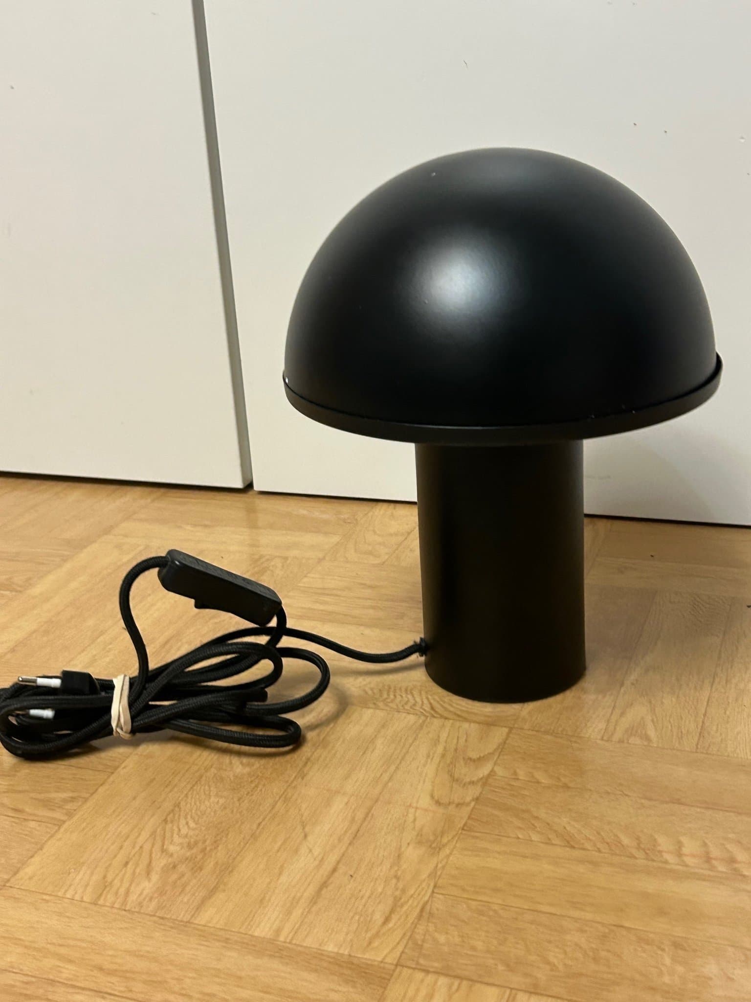 SVAMP Bordslampa i svart från Ellos