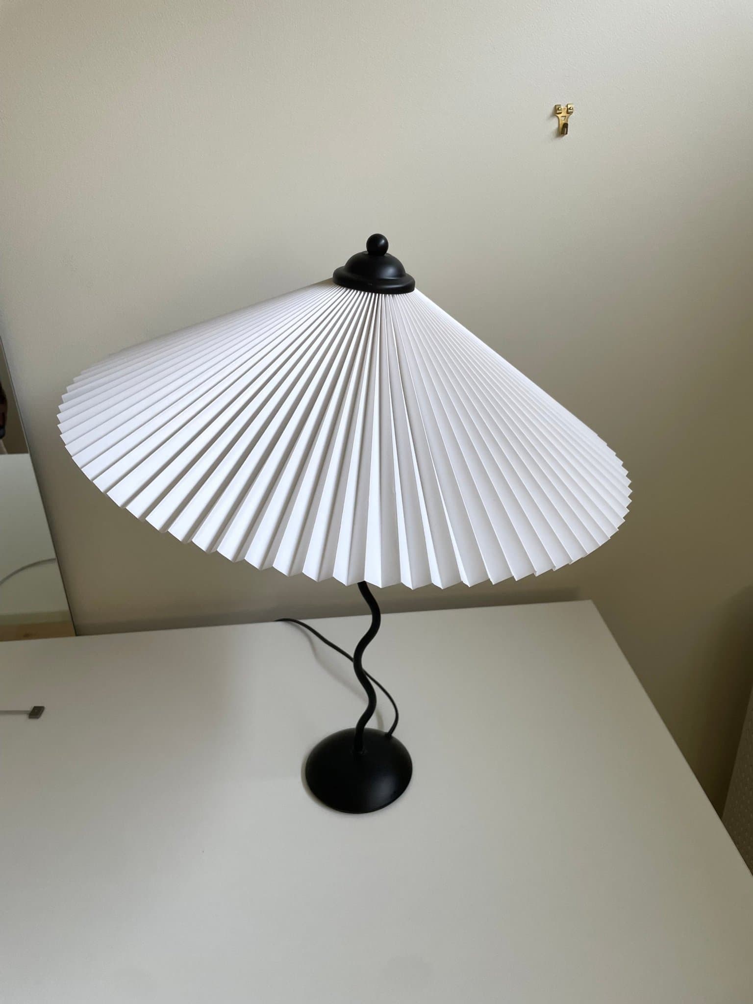 Italiensk vintage designlampa – unik form, vacker kontrast