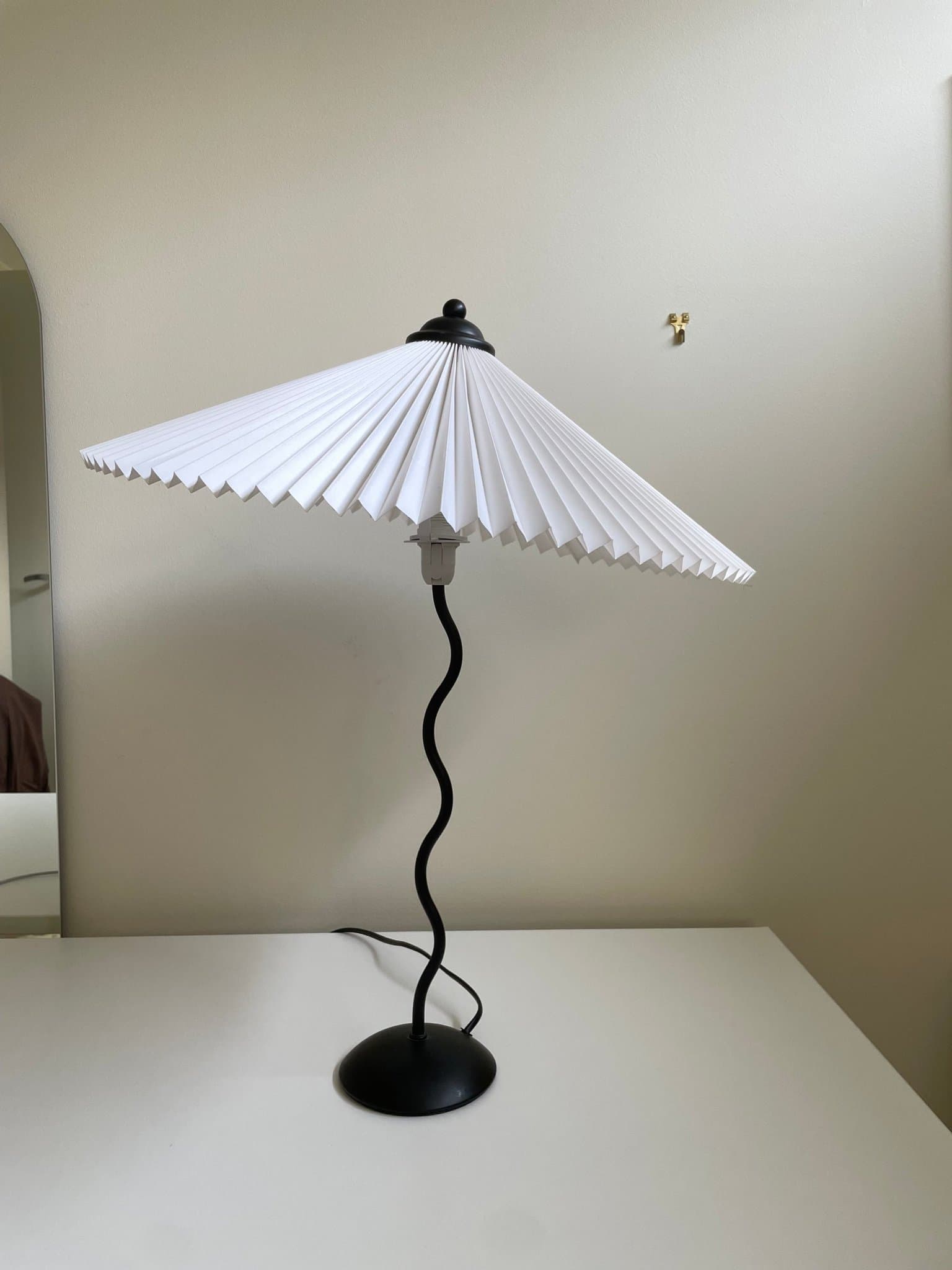 Italiensk vintage designlampa – unik form, vacker kontrast