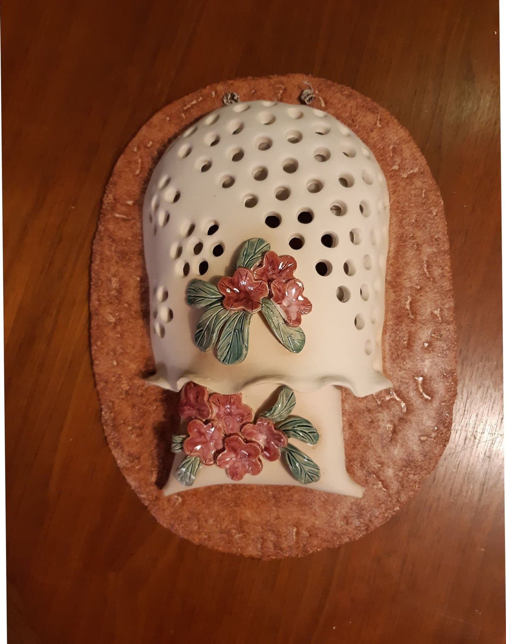 Keramik vägglampa med blommor