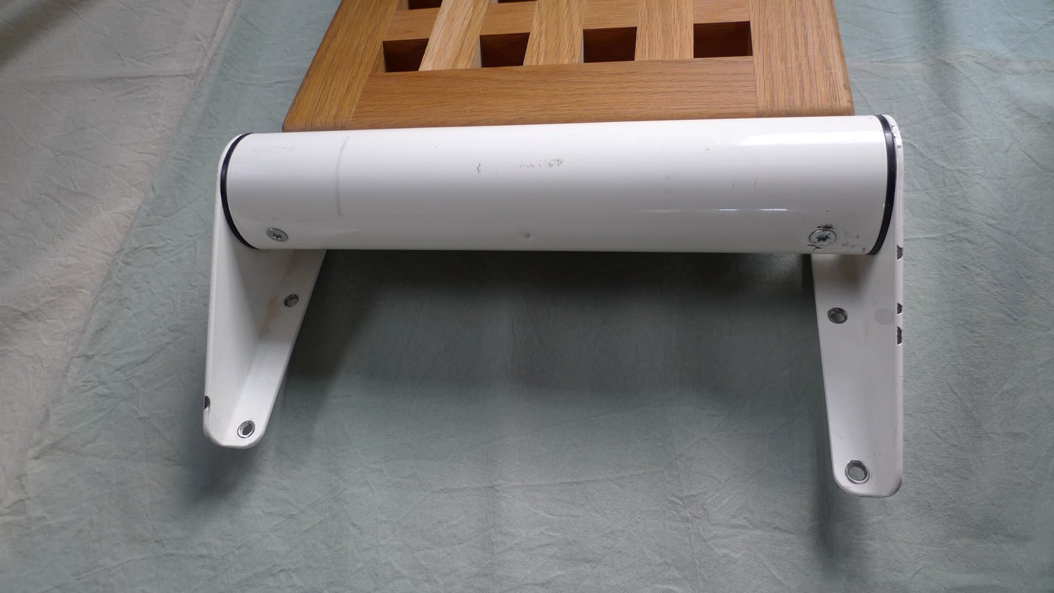Vägg hängd pall uppfällbar automatisk sits i fint trä allt i gott skick funkar