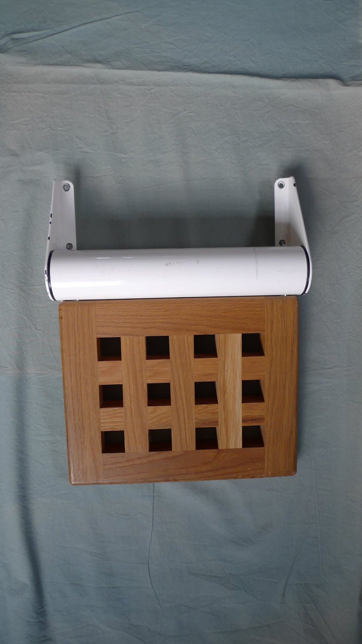 Vägg hängd pall uppfällbar automatisk sits i fint trä allt i gott skick funkar