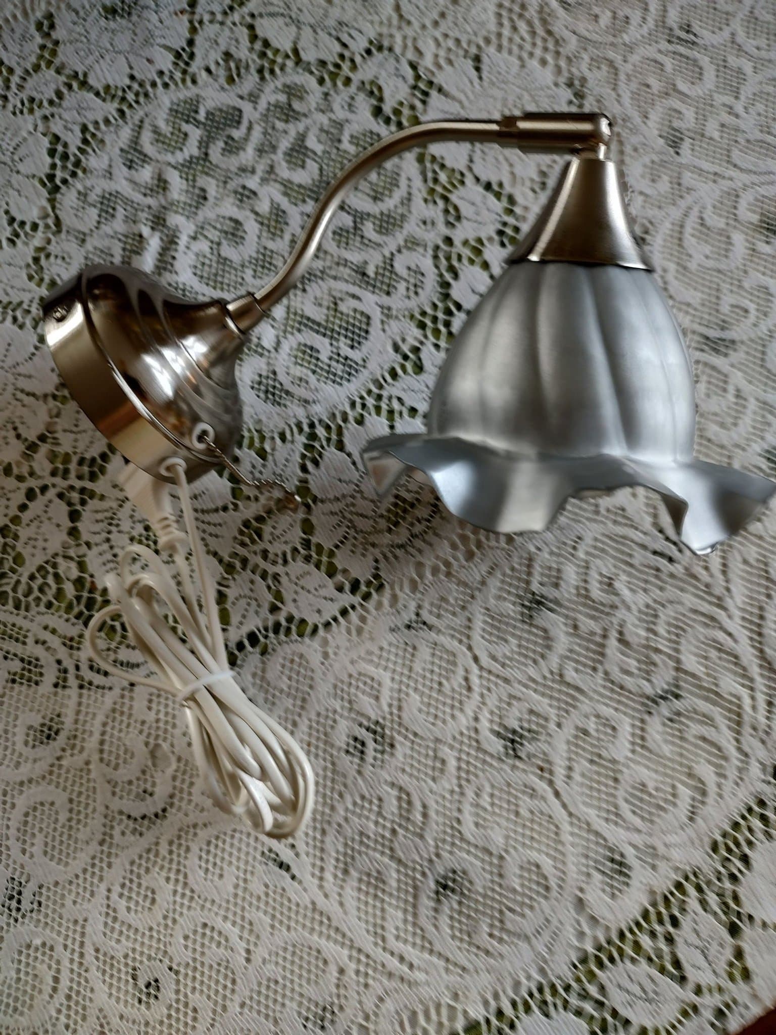 Vägglampa från Ikea med skärm i metall