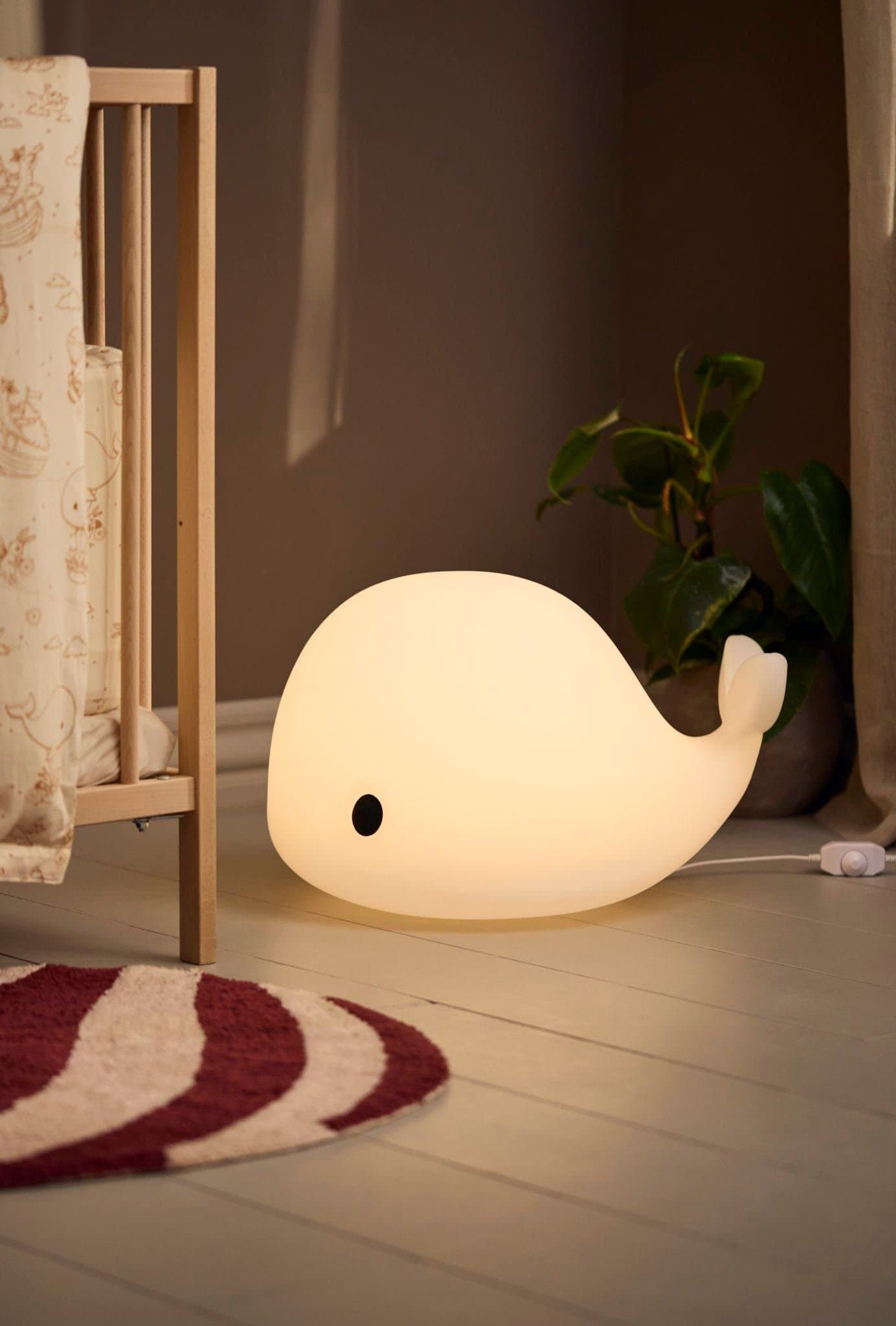 NY (i kartong) • Led-lampan "Christian The Whale" från Filibabba • 50×38×30 cm