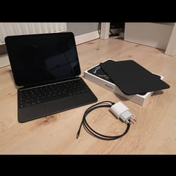 iPad Pro 11-tum (512gb) M4 (2024) WiFi, med tillhörande Magic Keyboard.