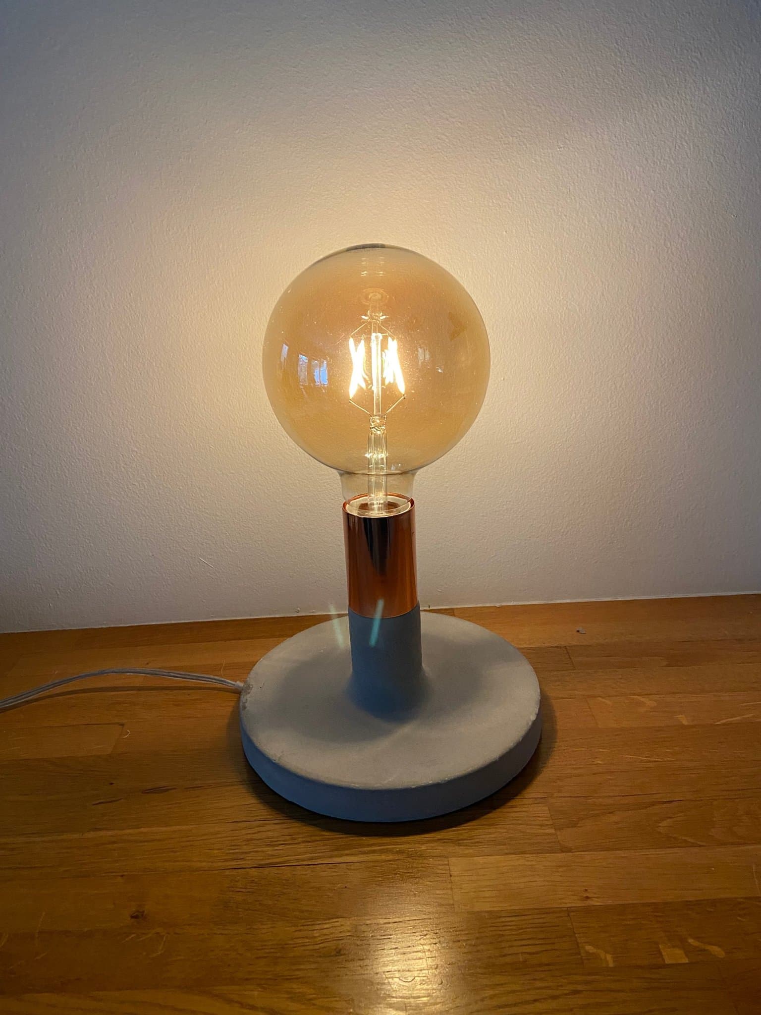 Bordslampa Watt & Veke Linda Koppar/Betong
