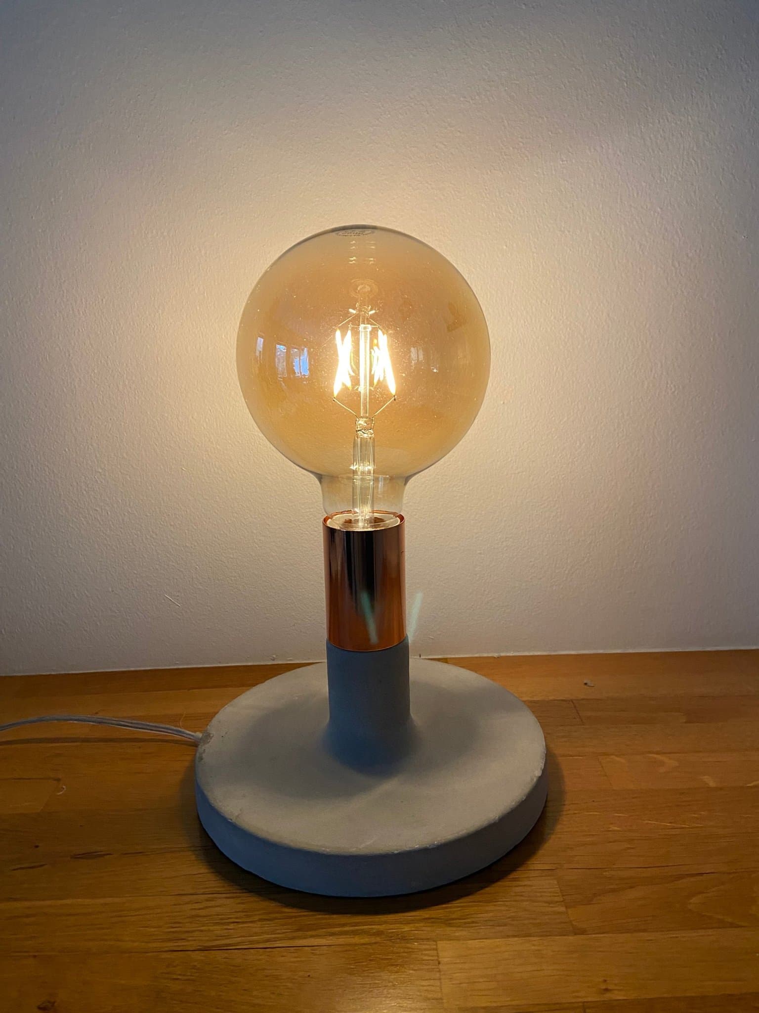 Bordslampa Watt & Veke Linda Koppar/Betong