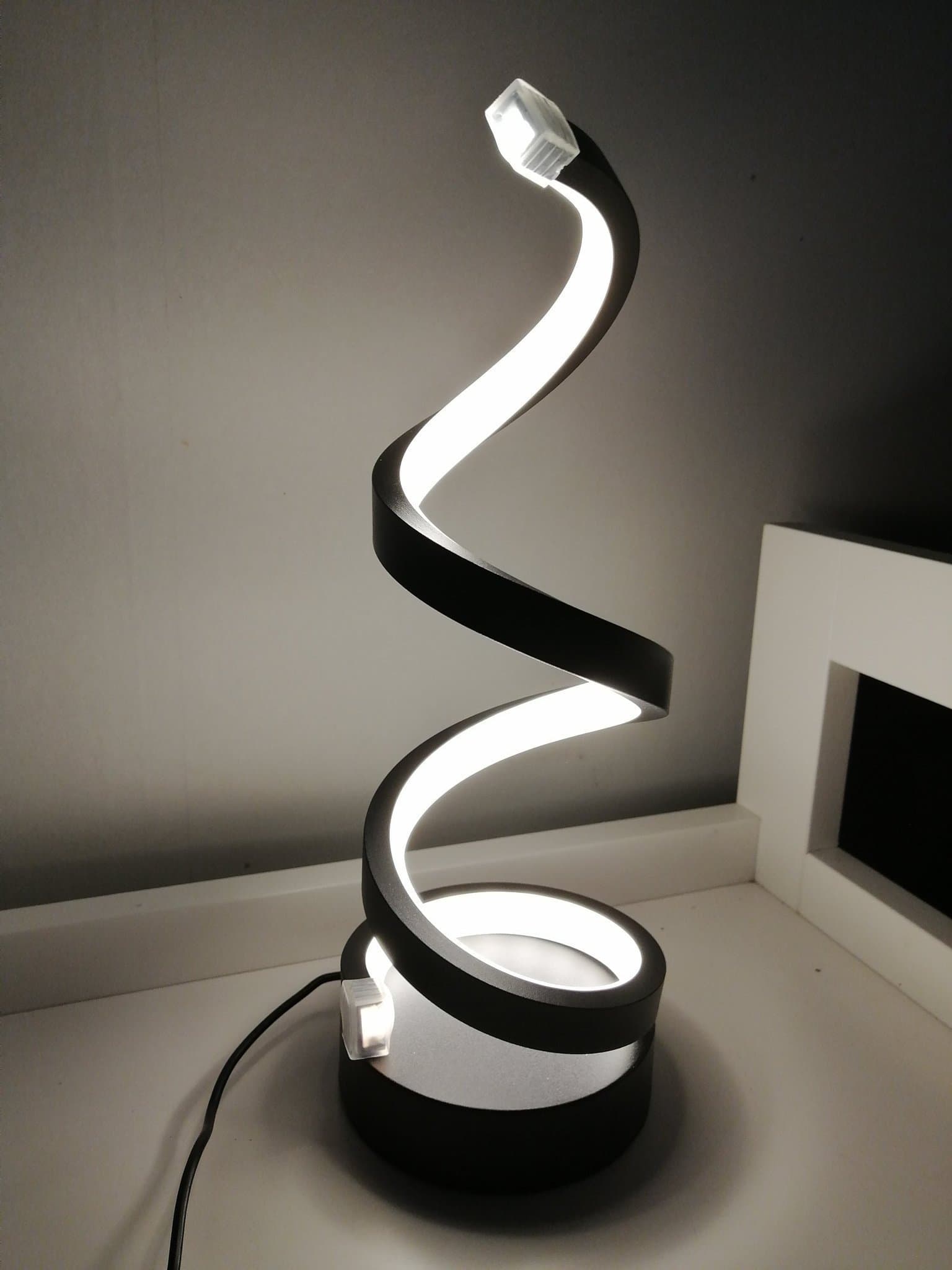 Led bordslampa, svart, med USB kontakt.