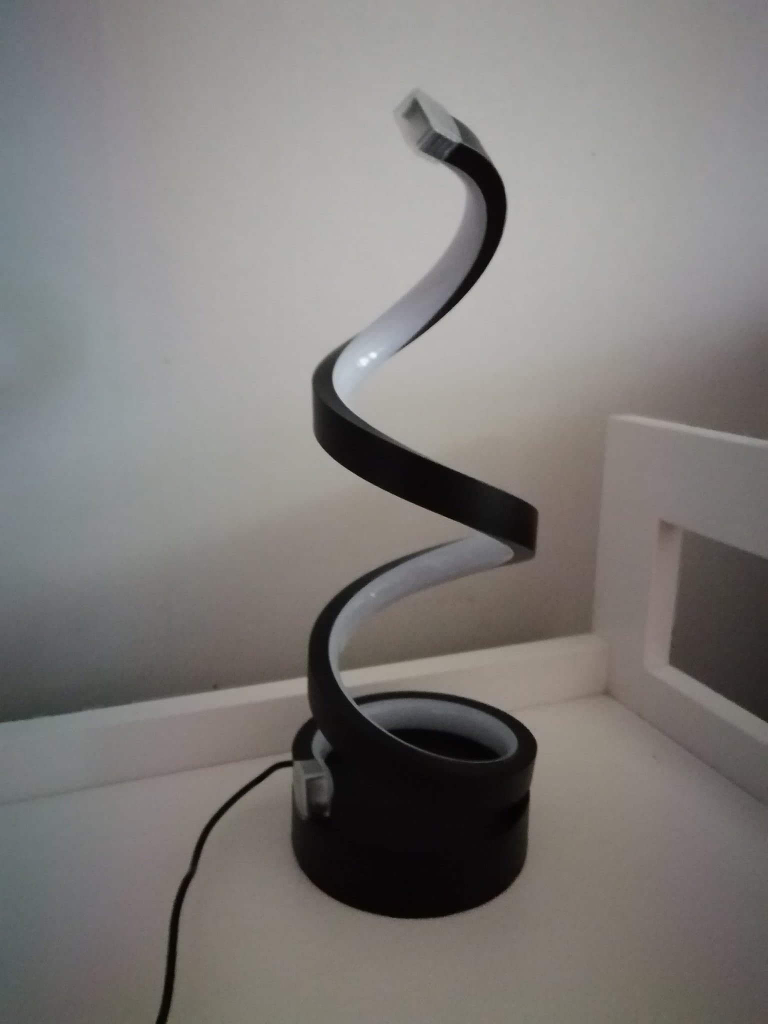 Led bordslampa, svart, med USB kontakt.