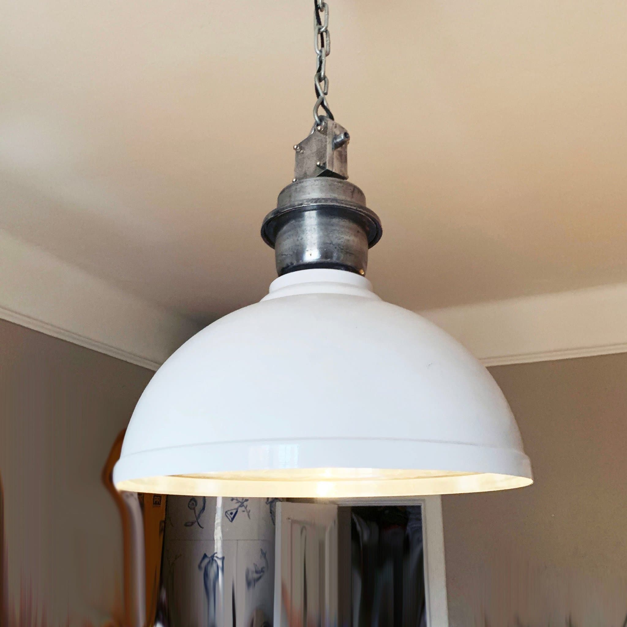 Lampa Manchester från PR Home - stor industrilampa i metall