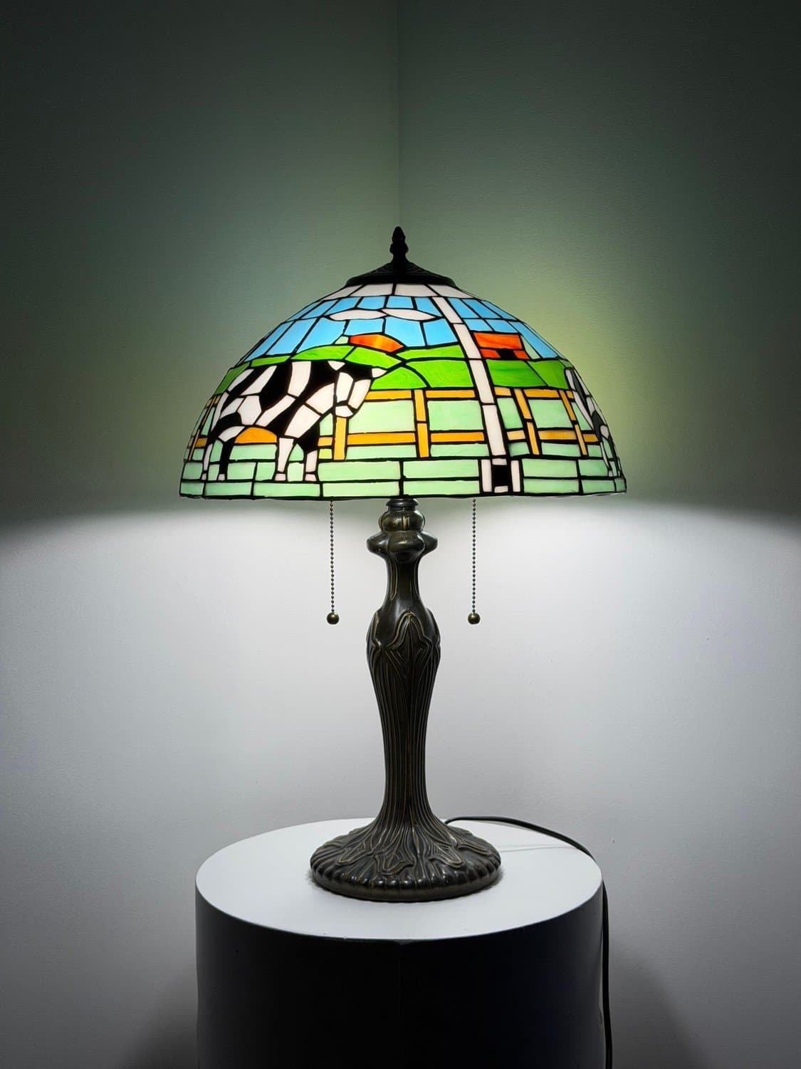 Tiffany Bordslampa DREAMS ON A FARM 40Ø Blyinfattat glas från lampoteket