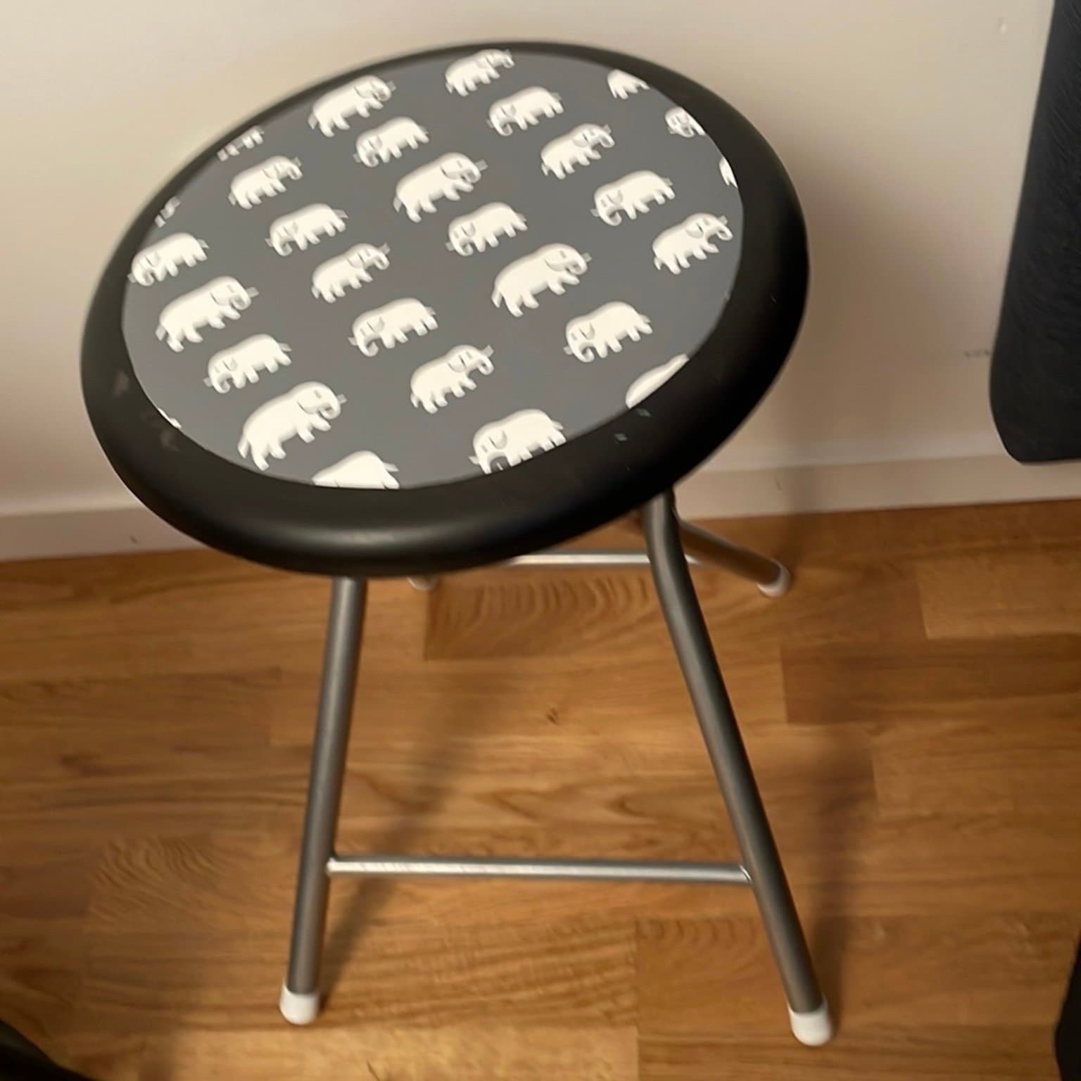 pall med elefantmönster Estrid Ericson tapet