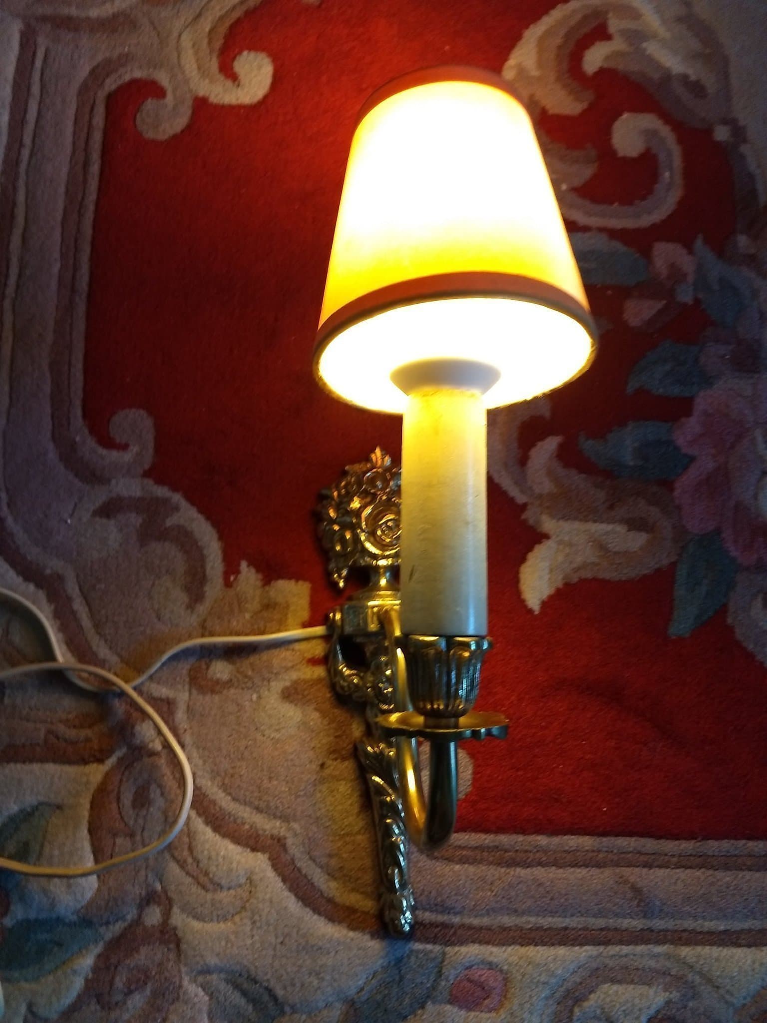 Vägglampa med skärm