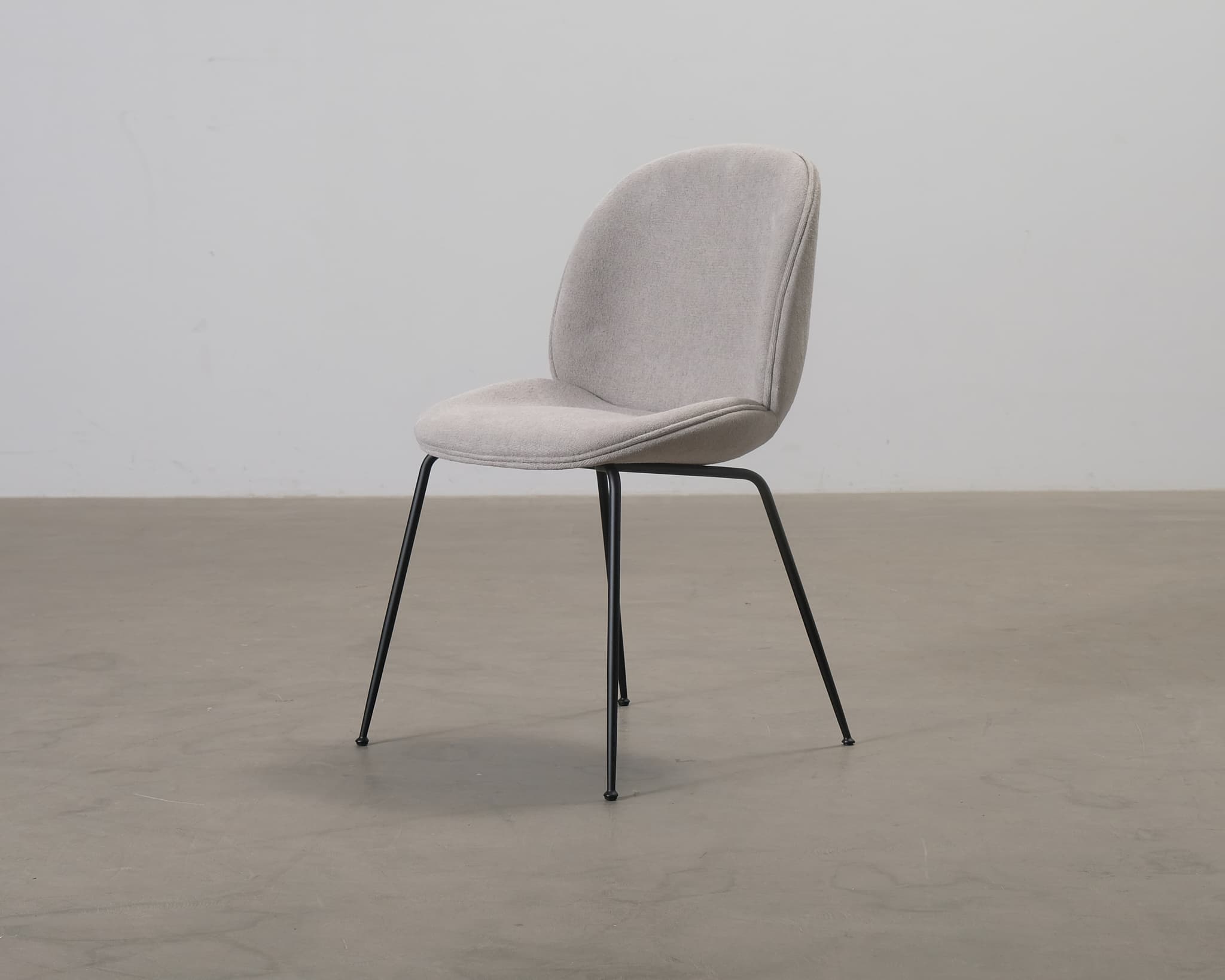 GUBI Beetle stol beige